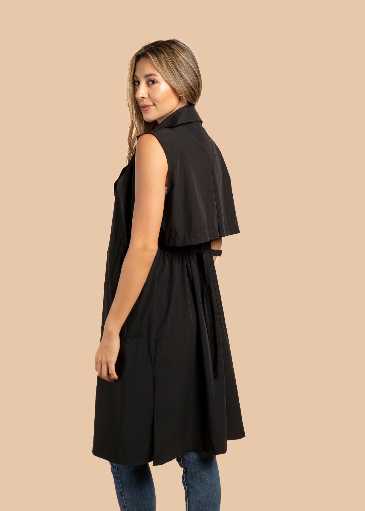 Chaleco largo color negro con recogido en cintura 105435