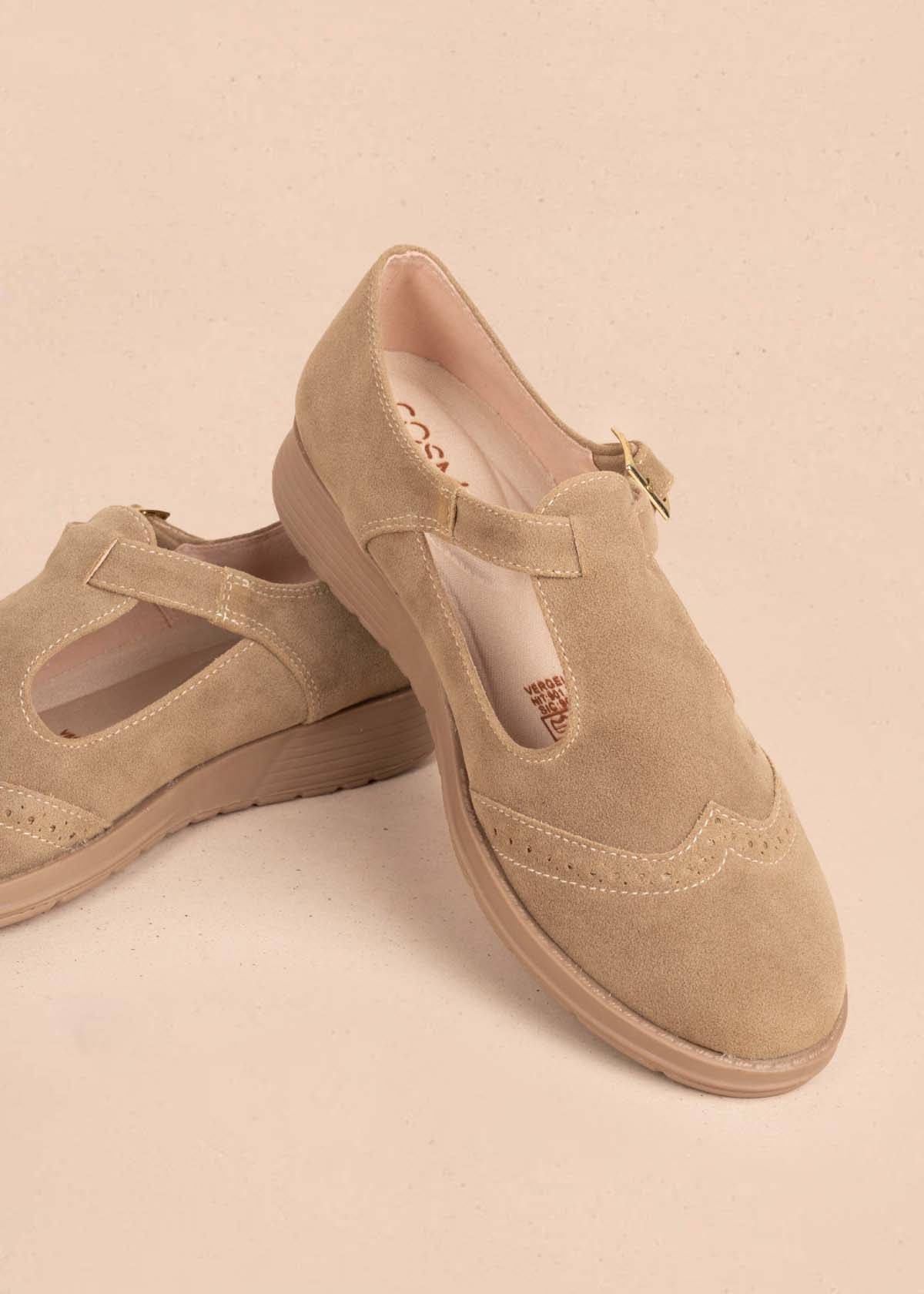 Zapatos cerrados color arena con correa 105449