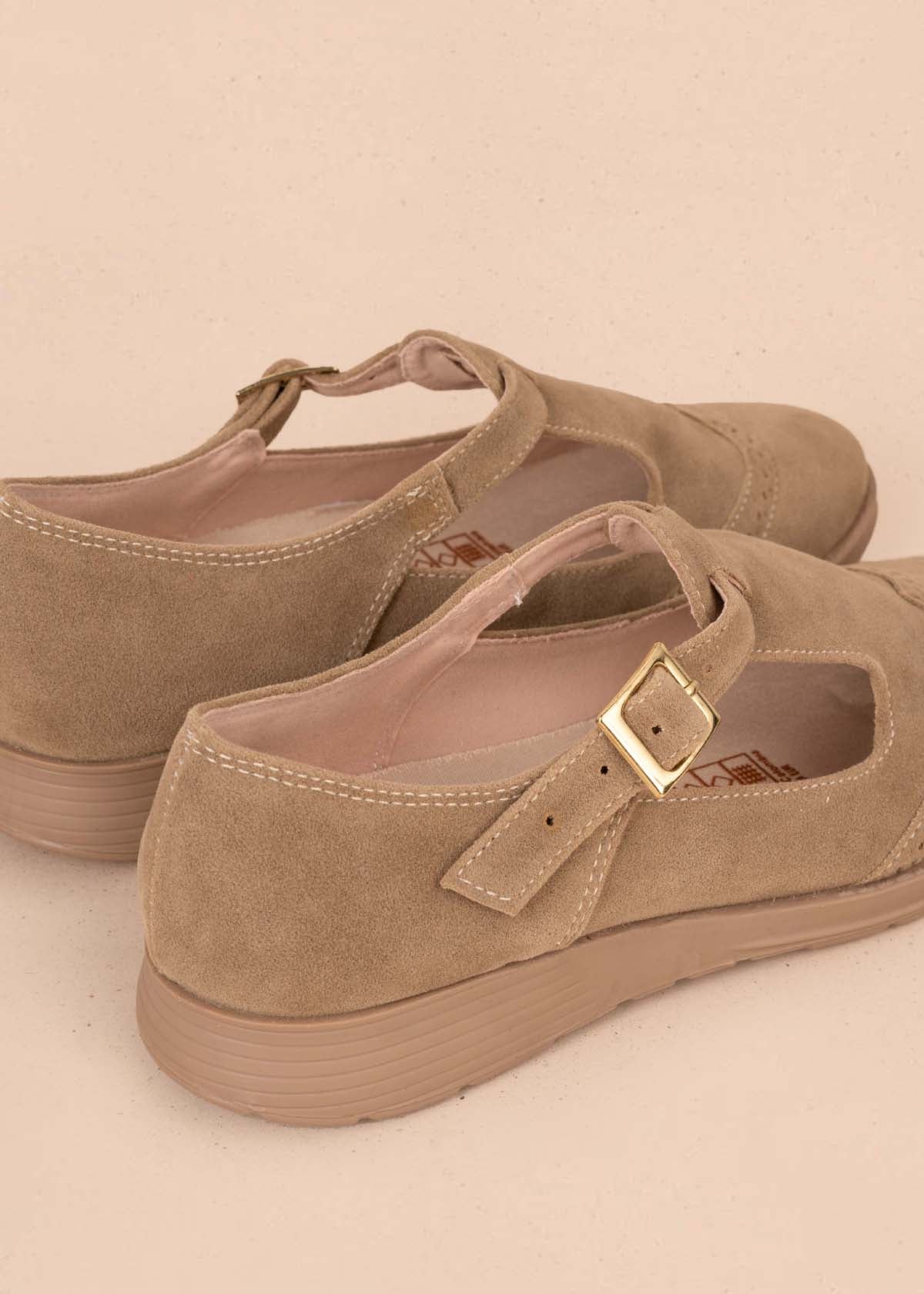 Zapatos cerrados color arena con correa 105449