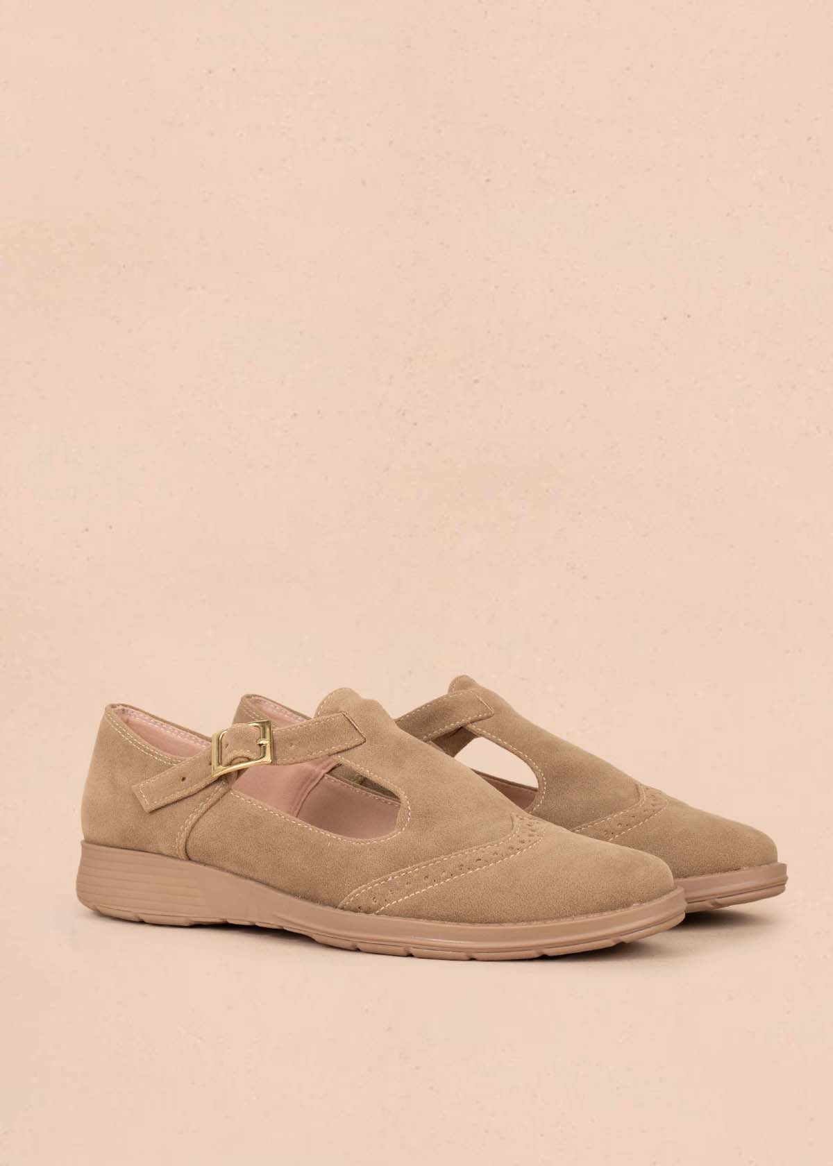 Zapatos cerrados color arena con correa 105449