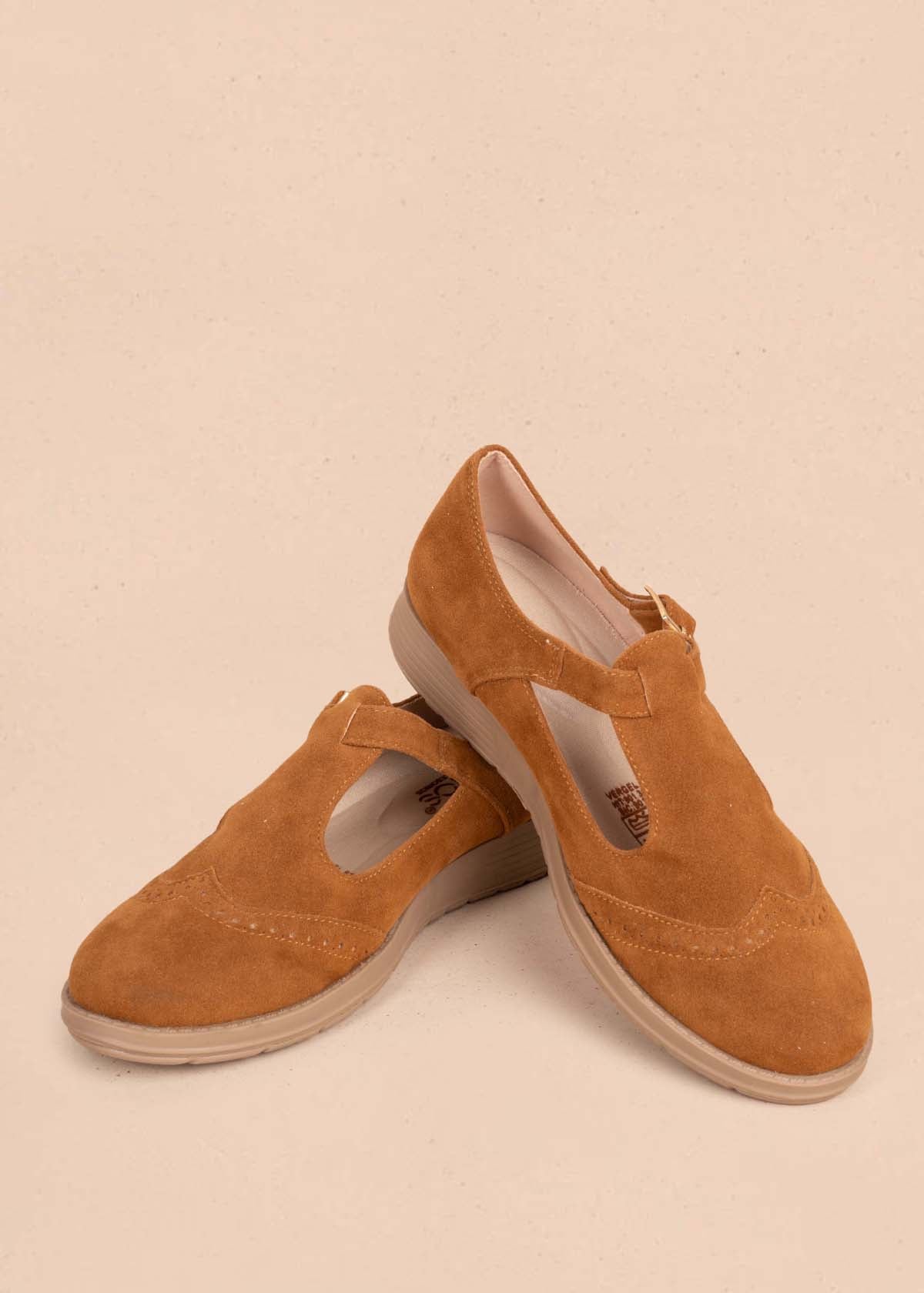 Zapatos cerrados color miel con correa 105449