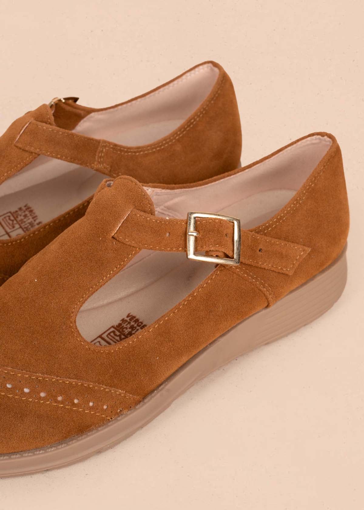 Zapatos cerrados color miel con correa 105449