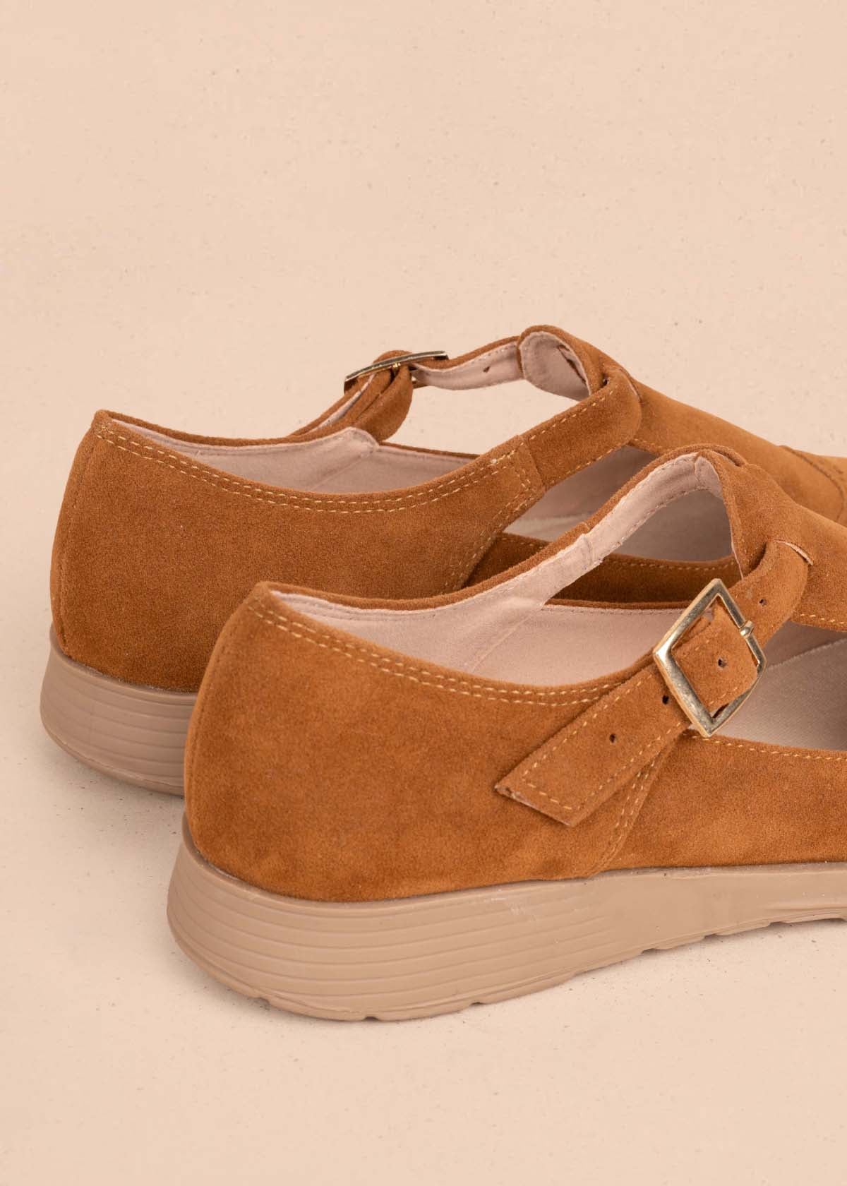 Zapatos cerrados color miel con correa 105449