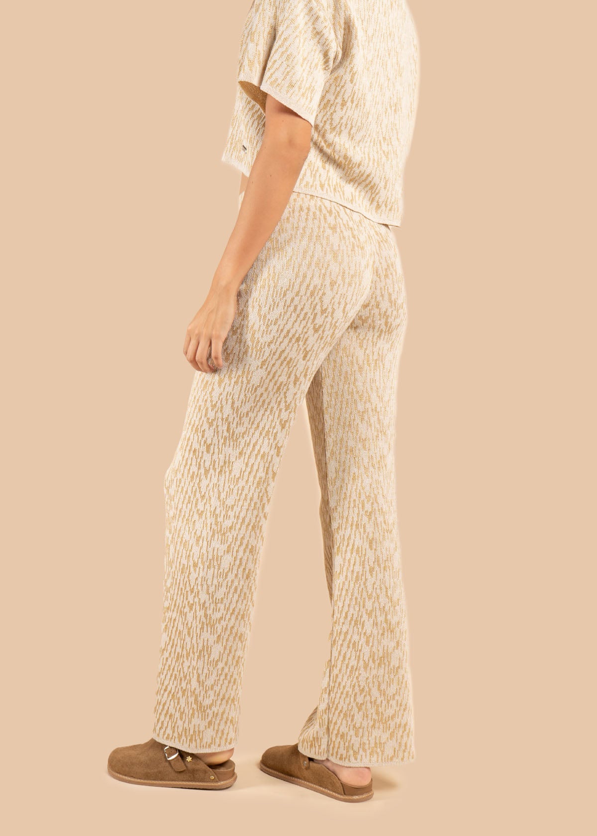 Conjunto deportivo color crema 105452