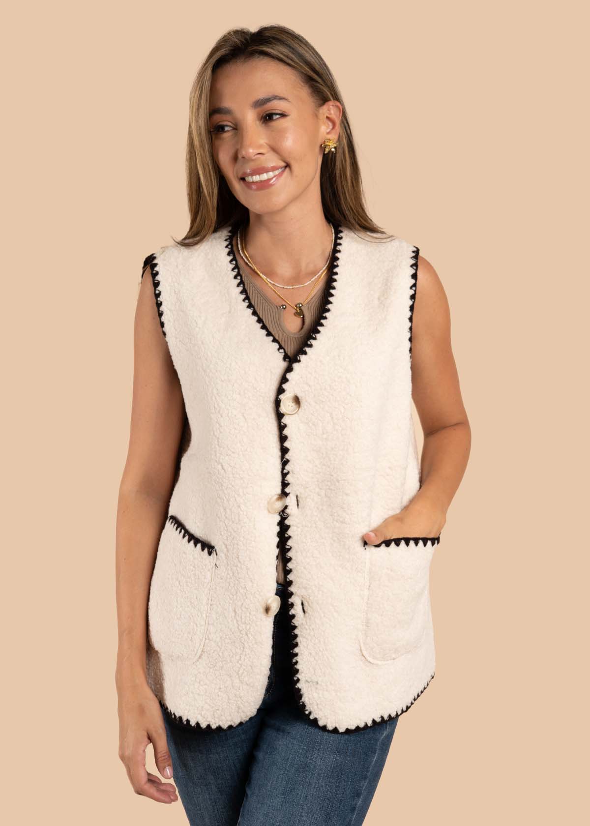 Chaleco color beige con botones y bolsillos 105463