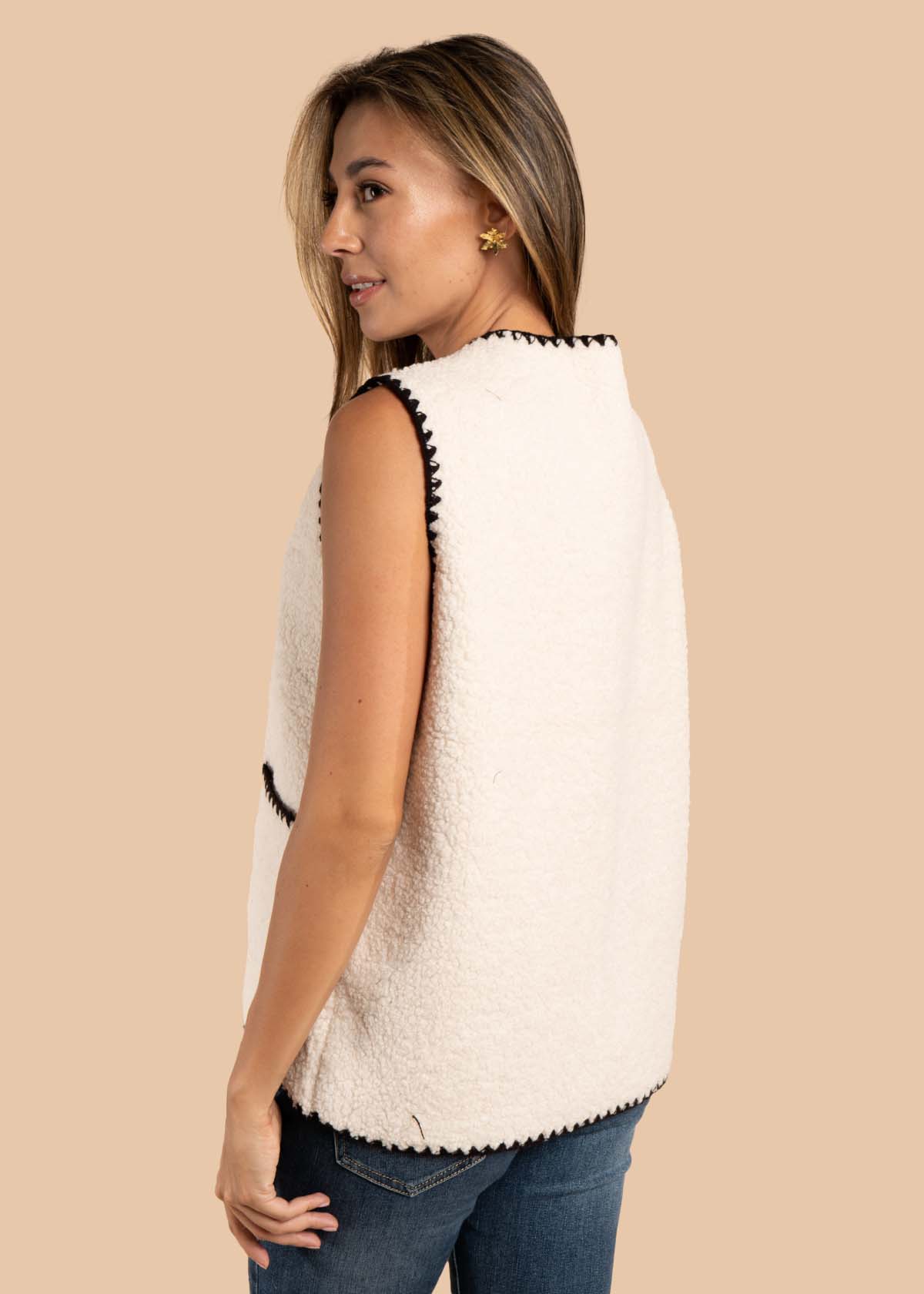 Chaleco color beige con botones y bolsillos 105463