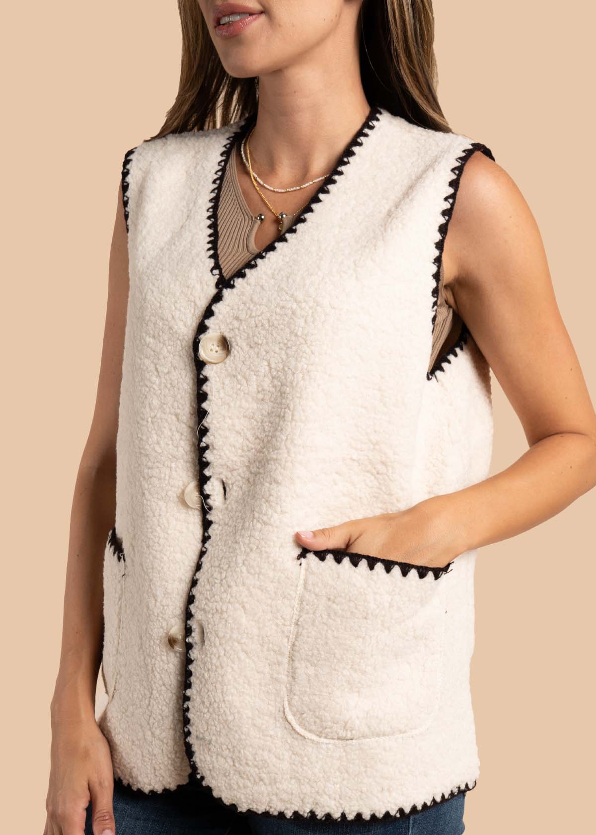 Chaleco color beige con botones y bolsillos 105463