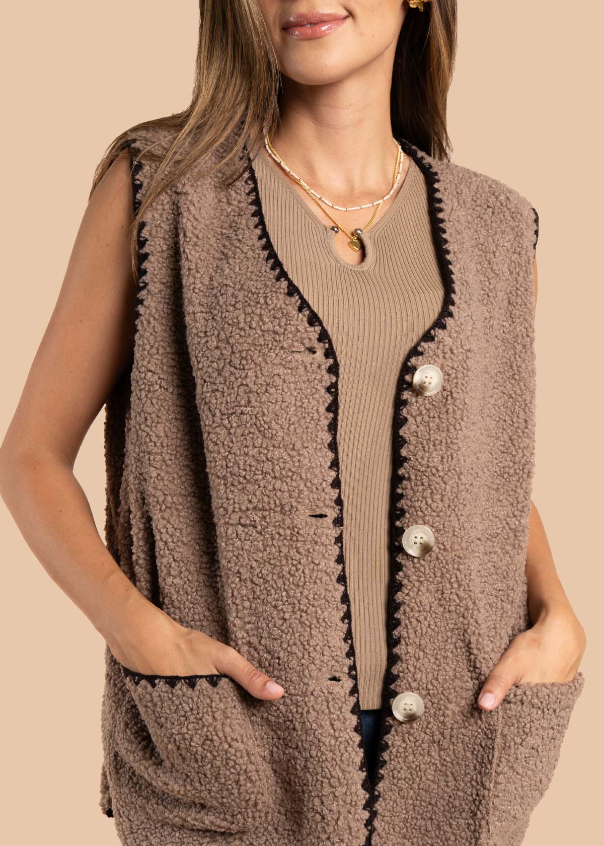Chaleco color camel con botones y bolsillos 105463