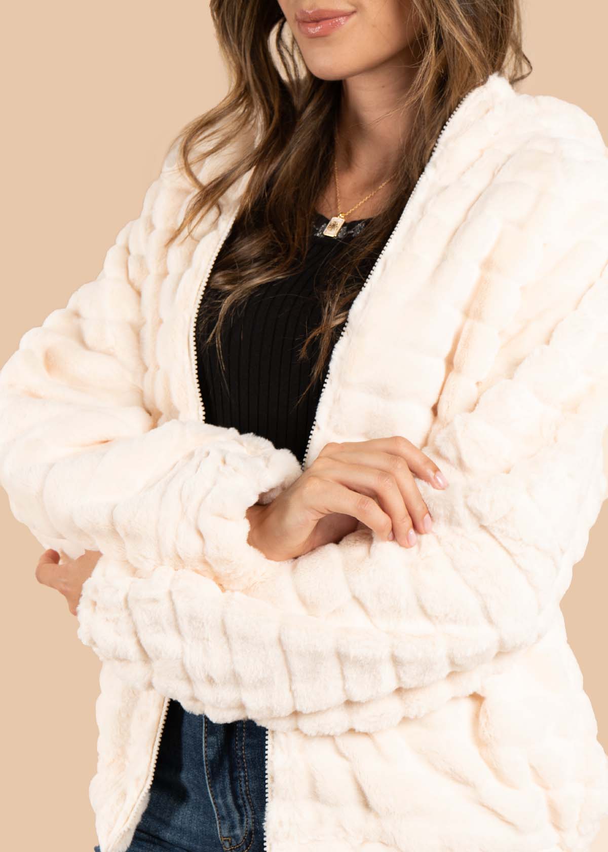 Chaqueta color beige con capota 105465