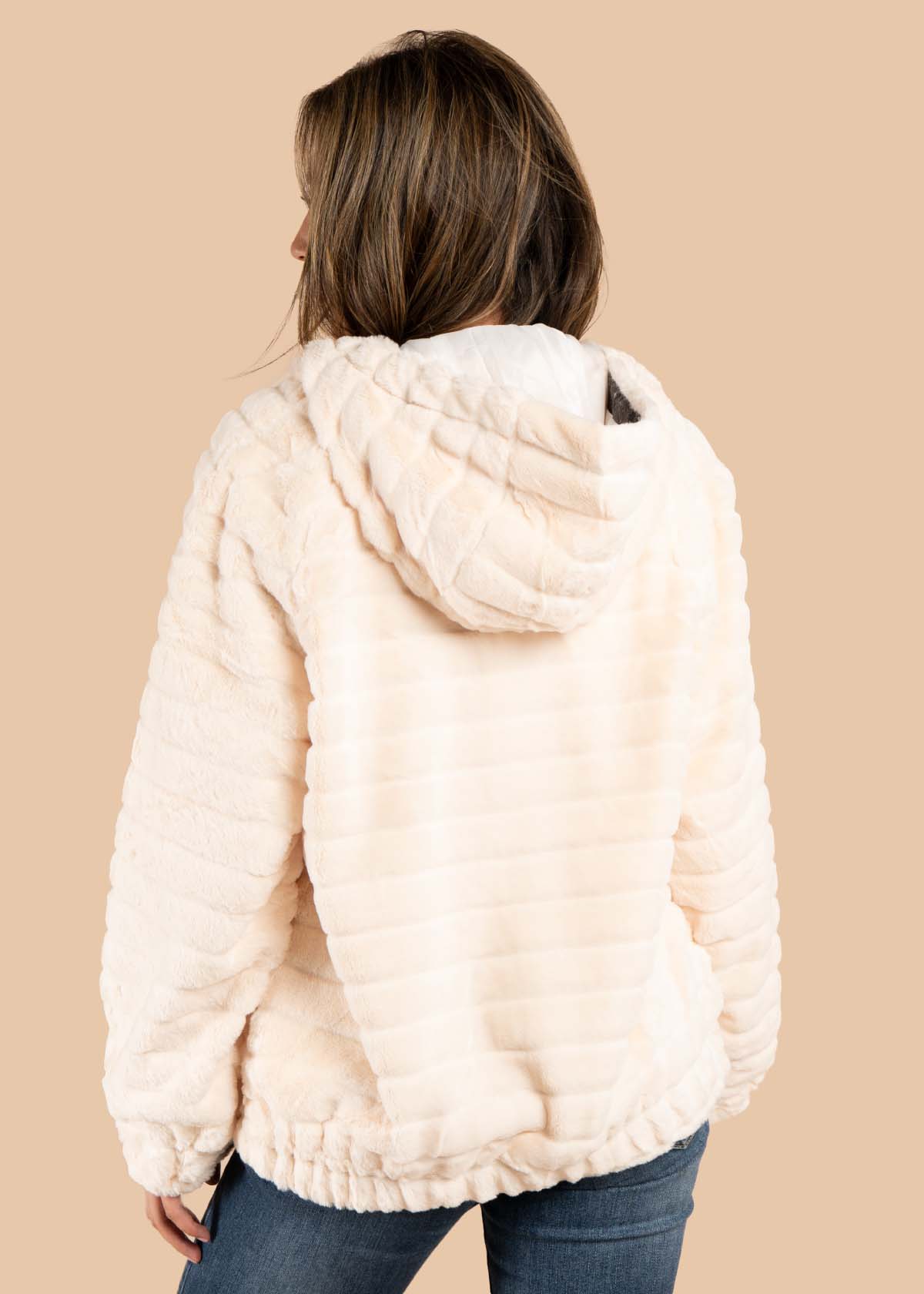 Chaqueta color beige con capota 105465