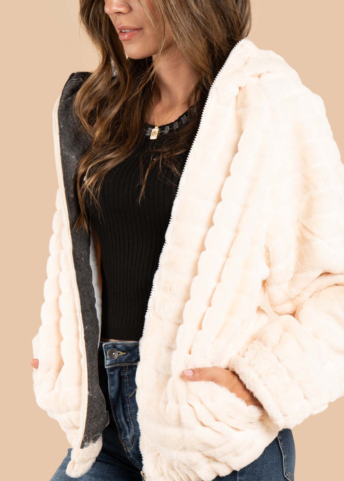 Chaqueta color beige con capota 105465