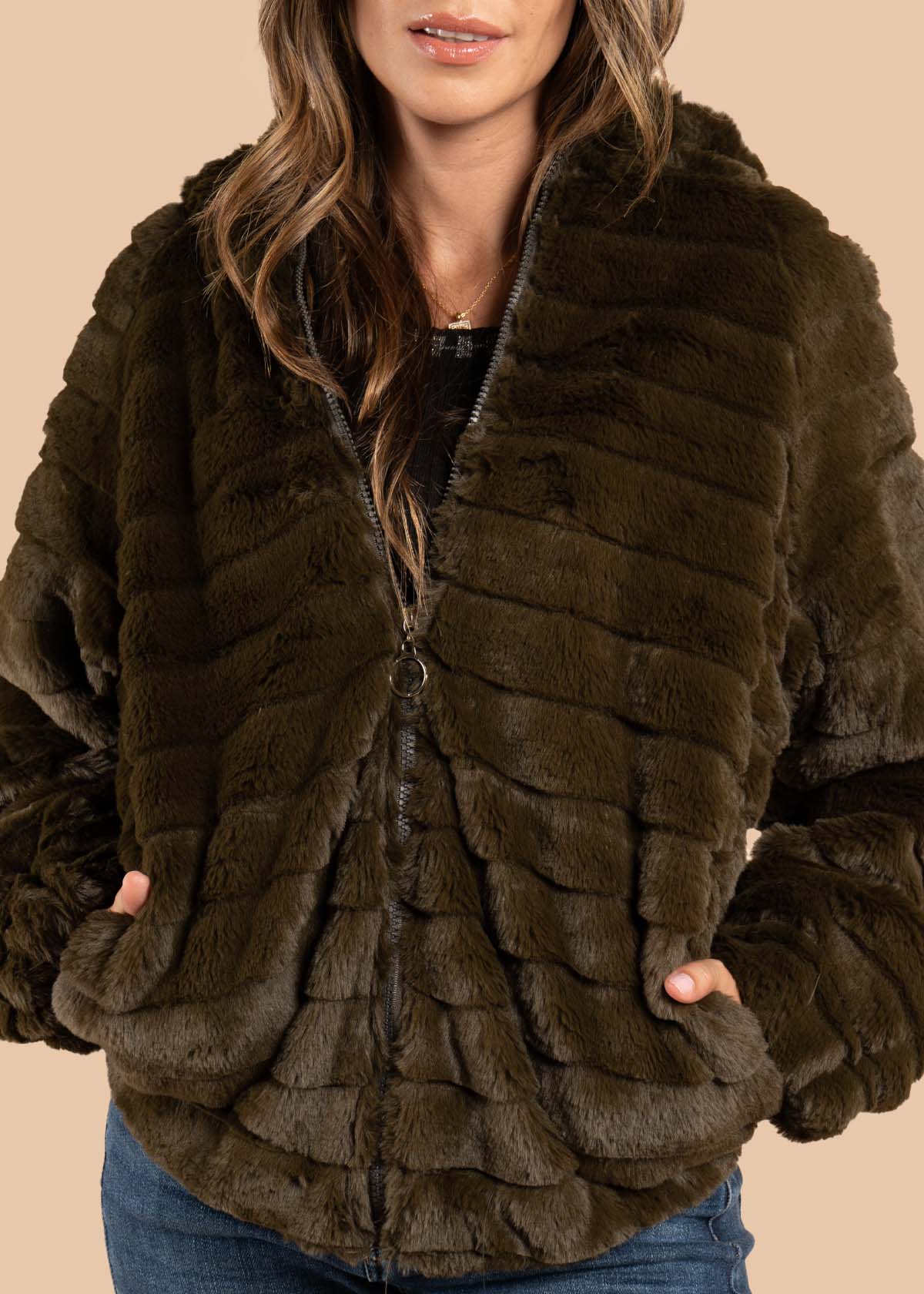 Chaqueta color verde con capota 105465