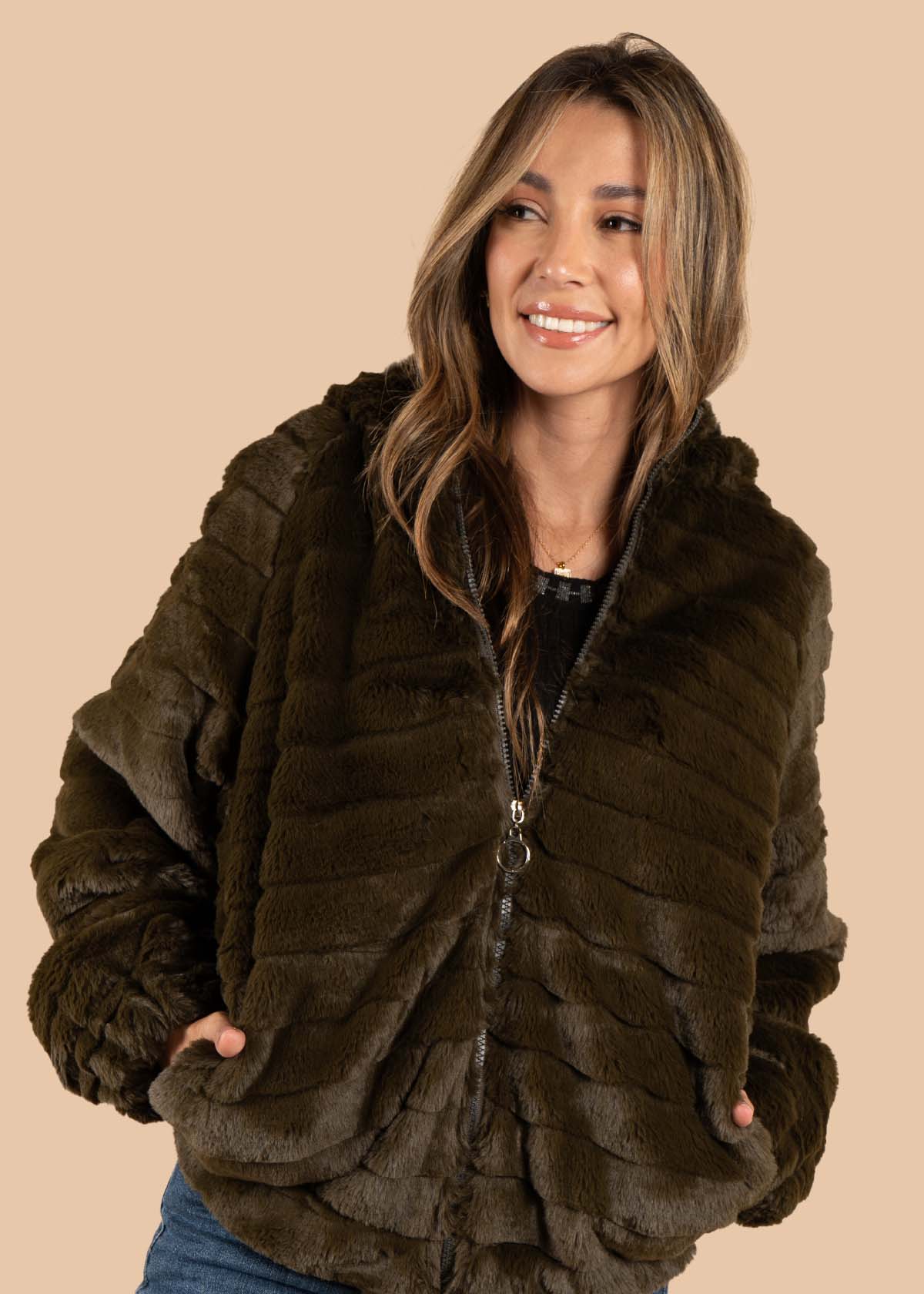 Chaqueta color verde con capota 105465