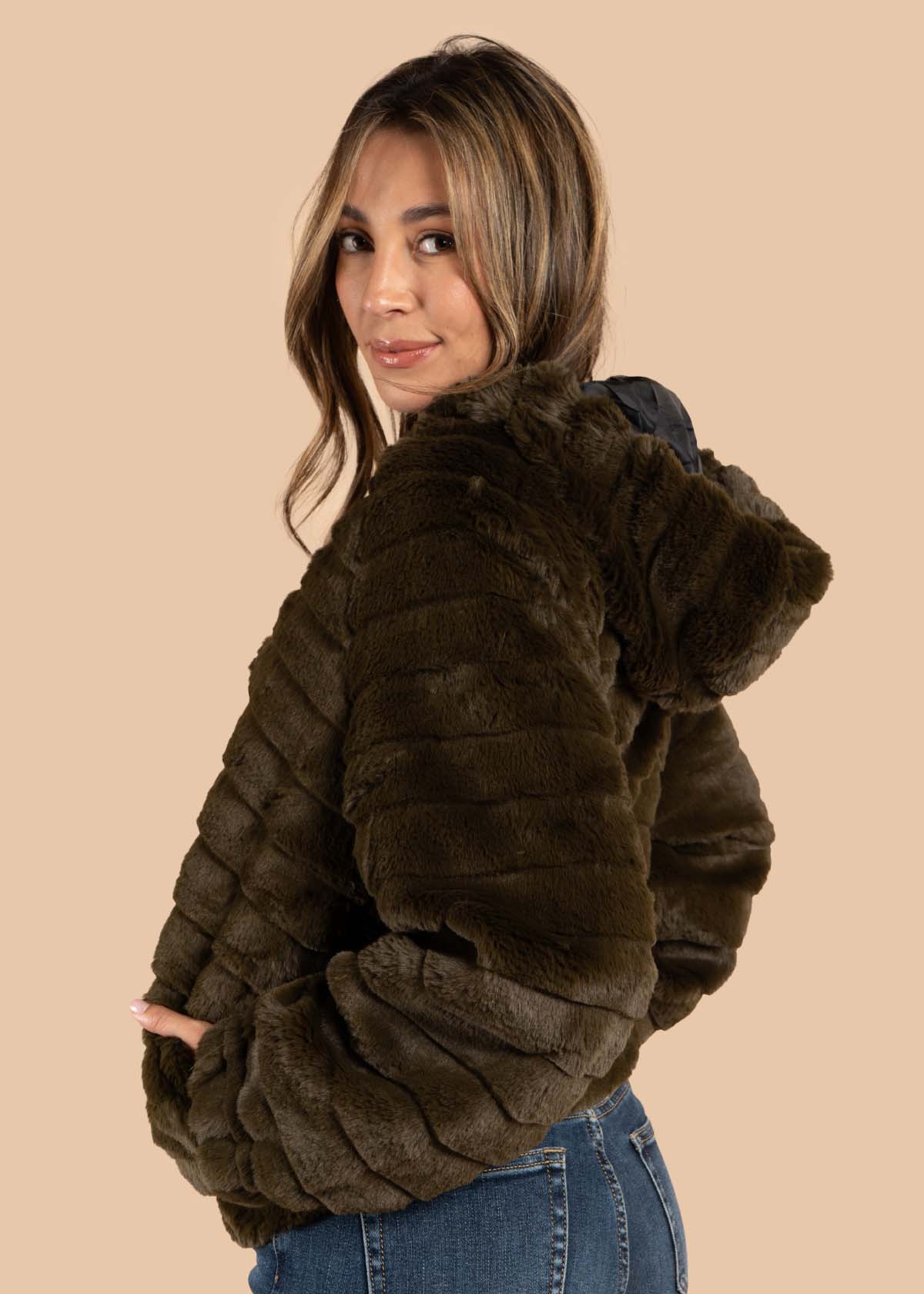 Chaqueta color verde con capota 105465