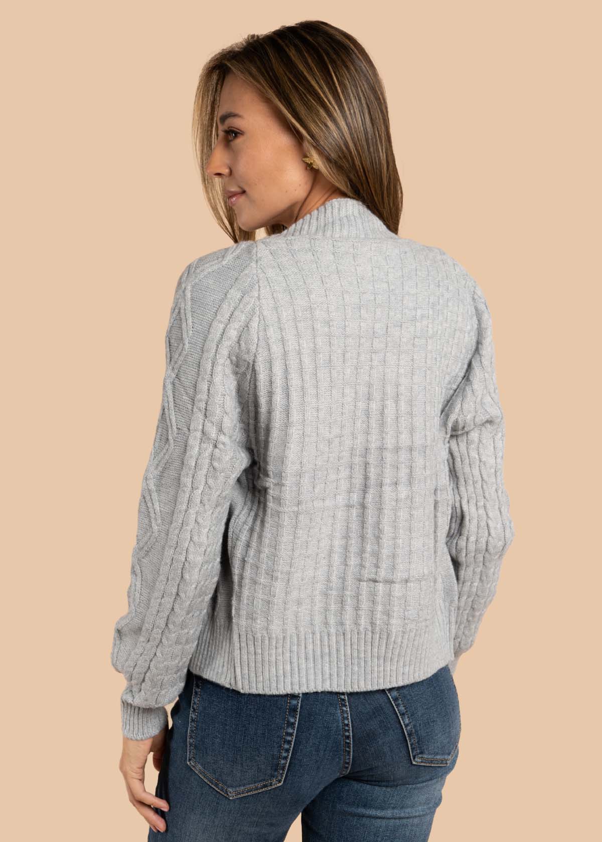 Saco color gris con tejido trenzado 105467