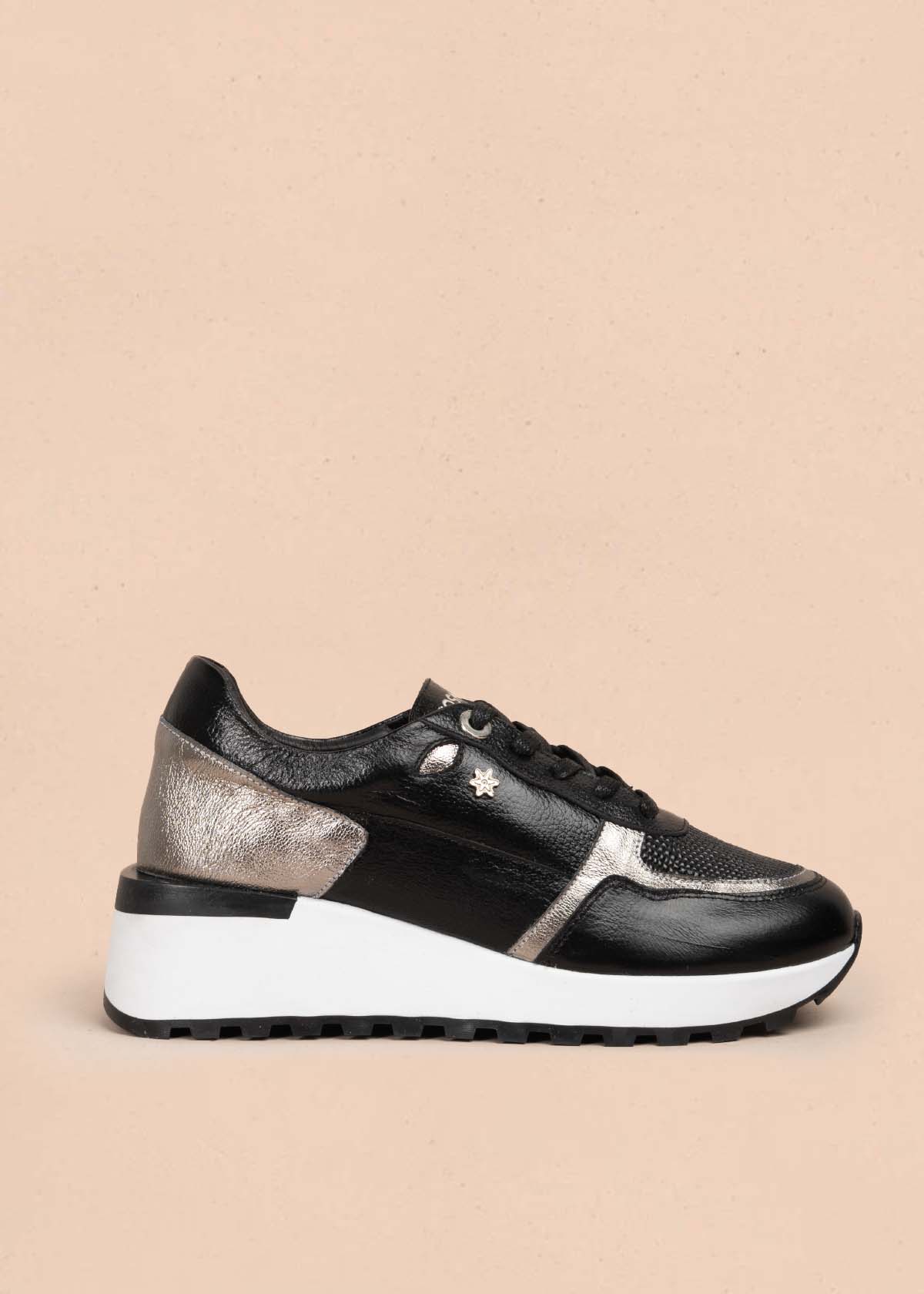 Tenis casuales en cuero color negro con textura croco 105478