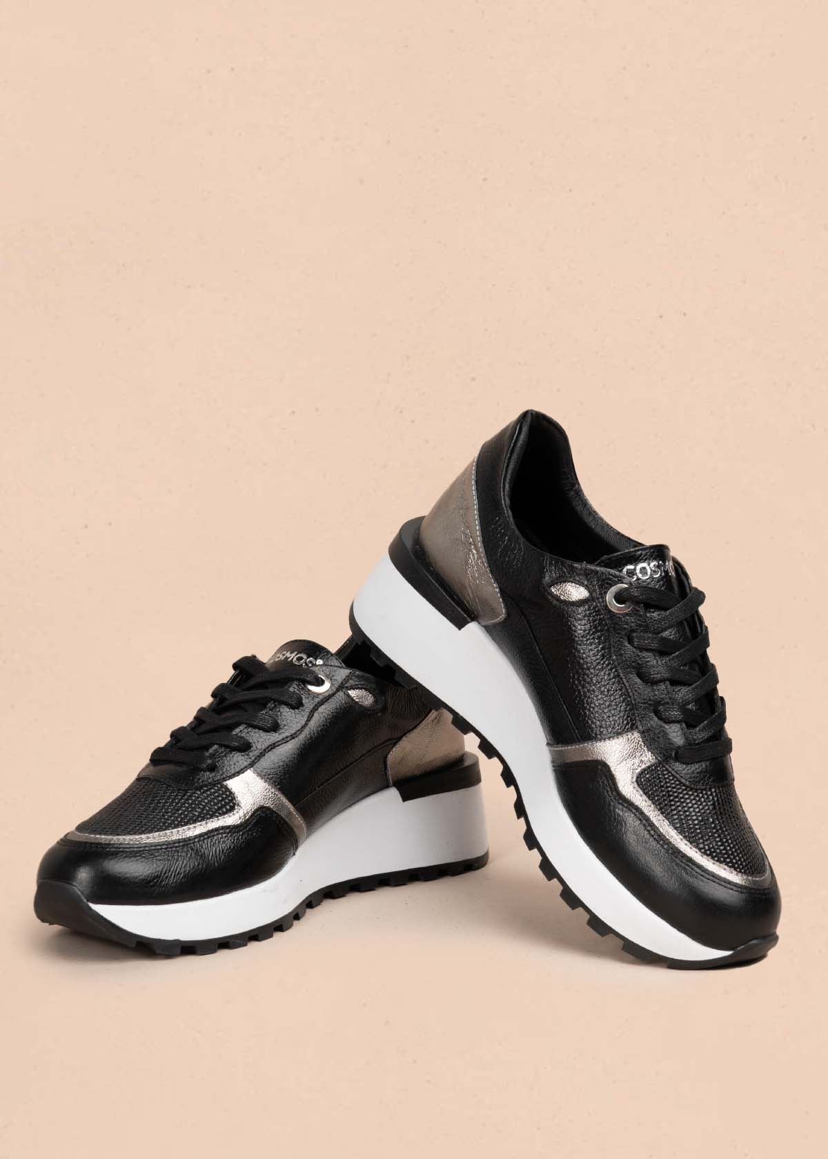 Tenis casuales en cuero color negro con textura croco 105478