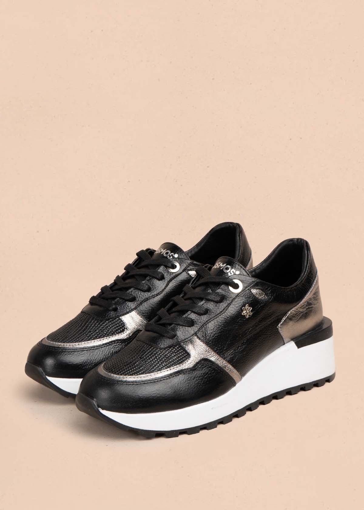 Tenis casuales en cuero color negro con textura croco 105478