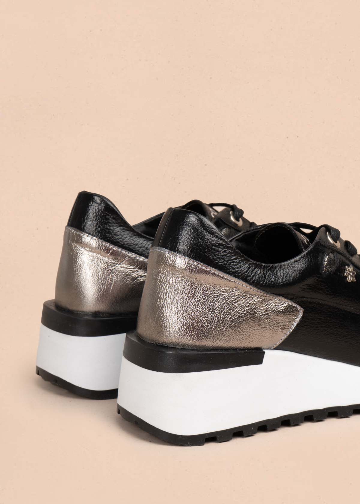 Tenis casuales en cuero color negro con textura croco 105478