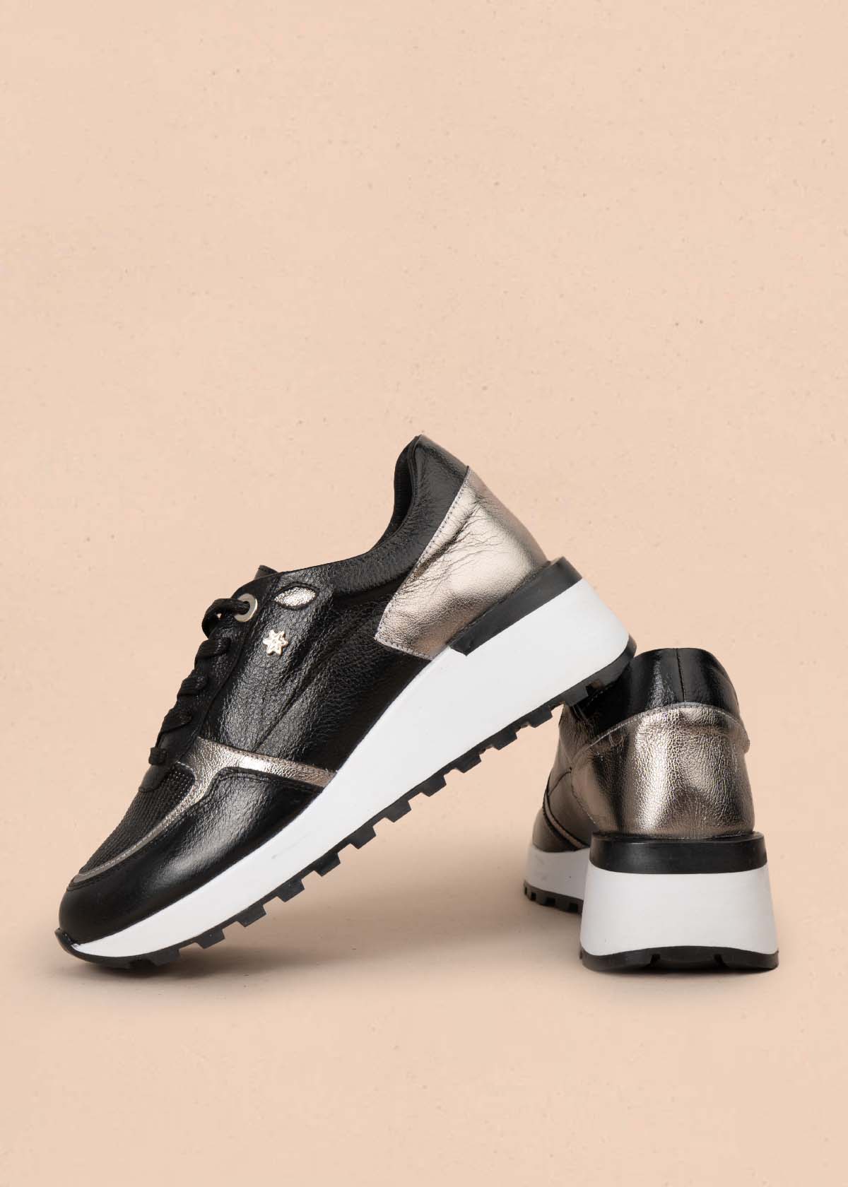 Tenis casuales en cuero color negro con textura croco 105478