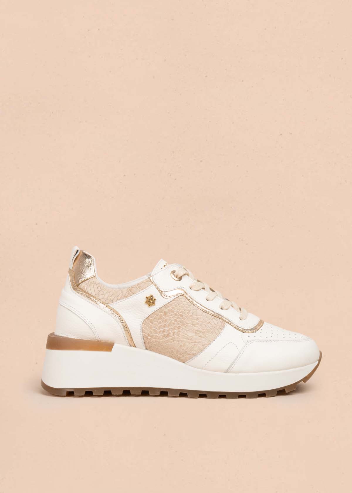 Tenis casuales en cuero color champaña con textura croco 105479