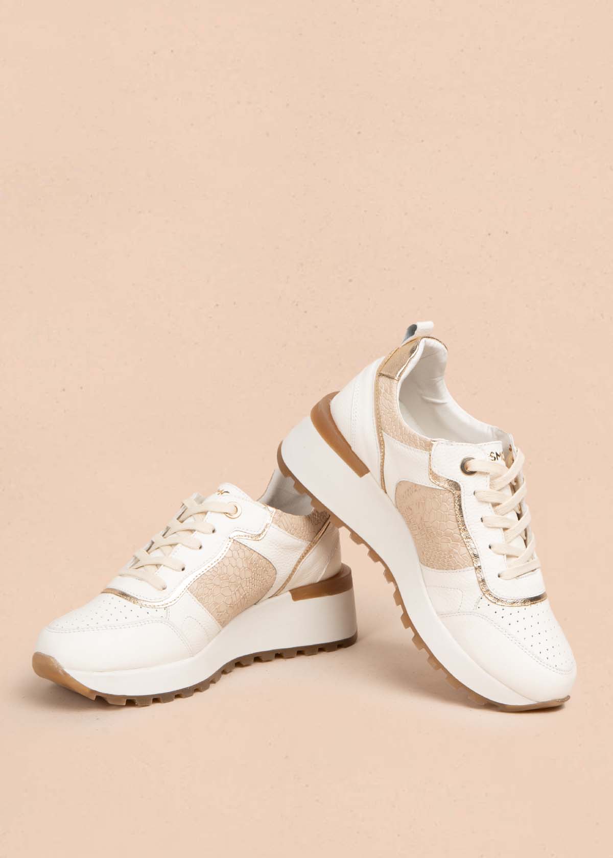 Tenis casuales en cuero color champaña con textura croco 105479