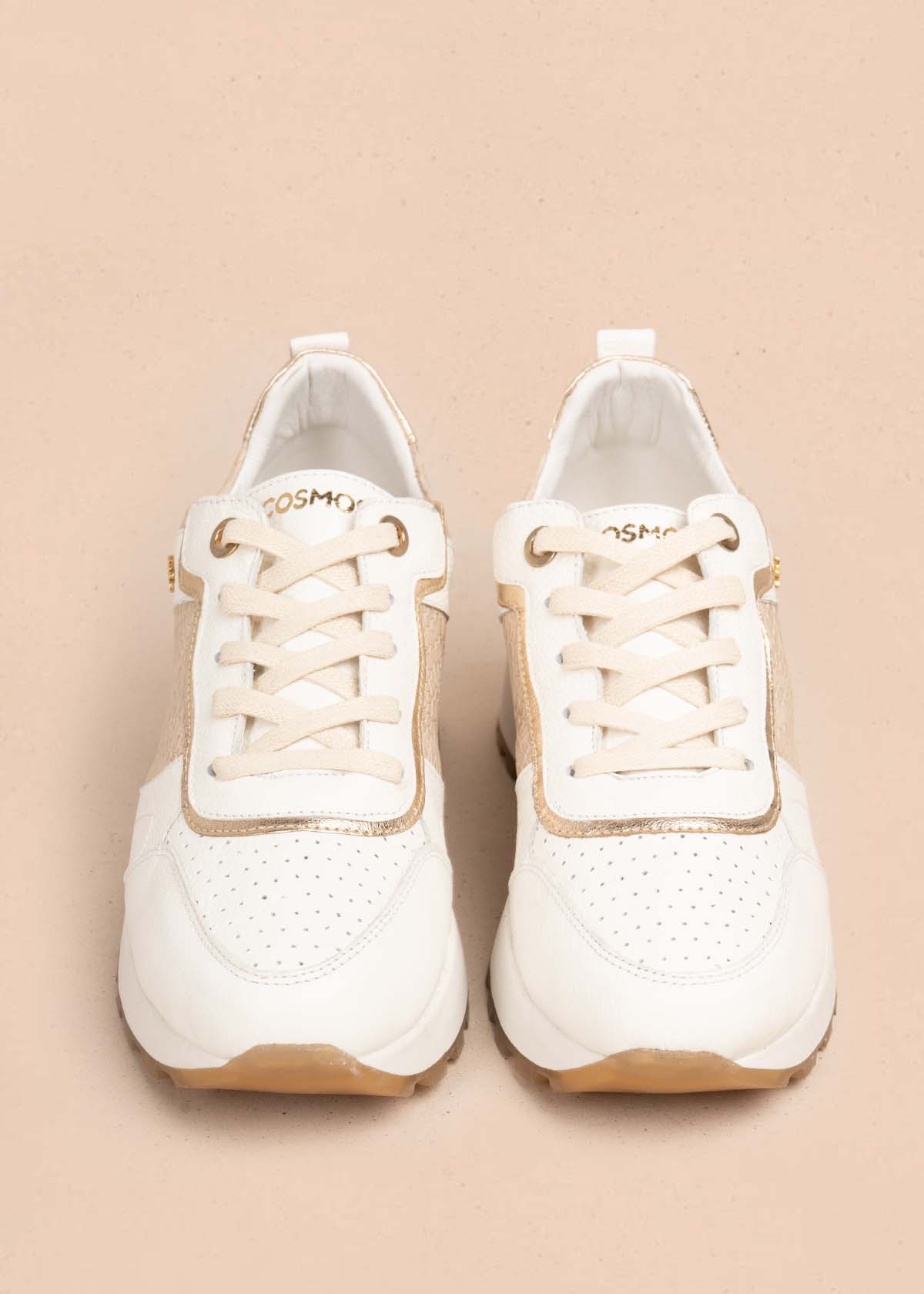 Tenis casuales en cuero color champaña con textura croco 105479