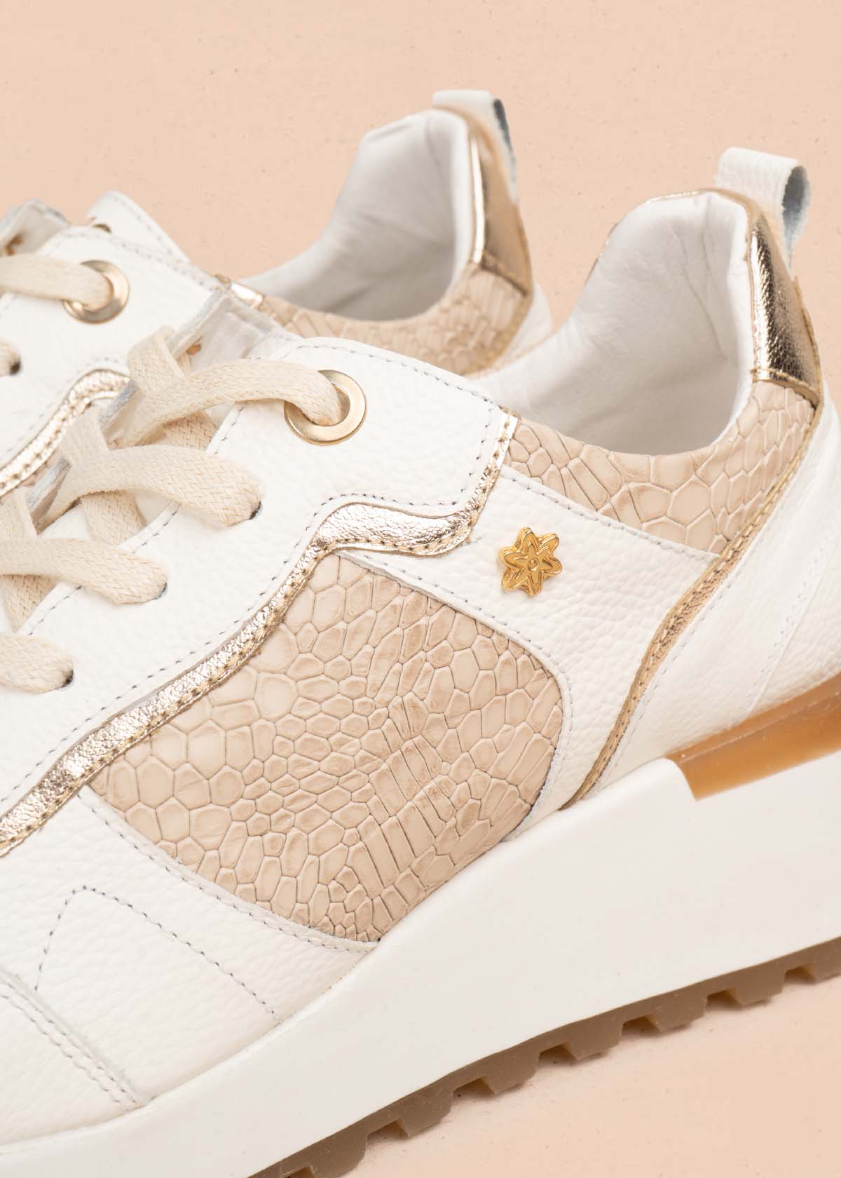 Tenis casuales en cuero color champaña con textura croco 105479