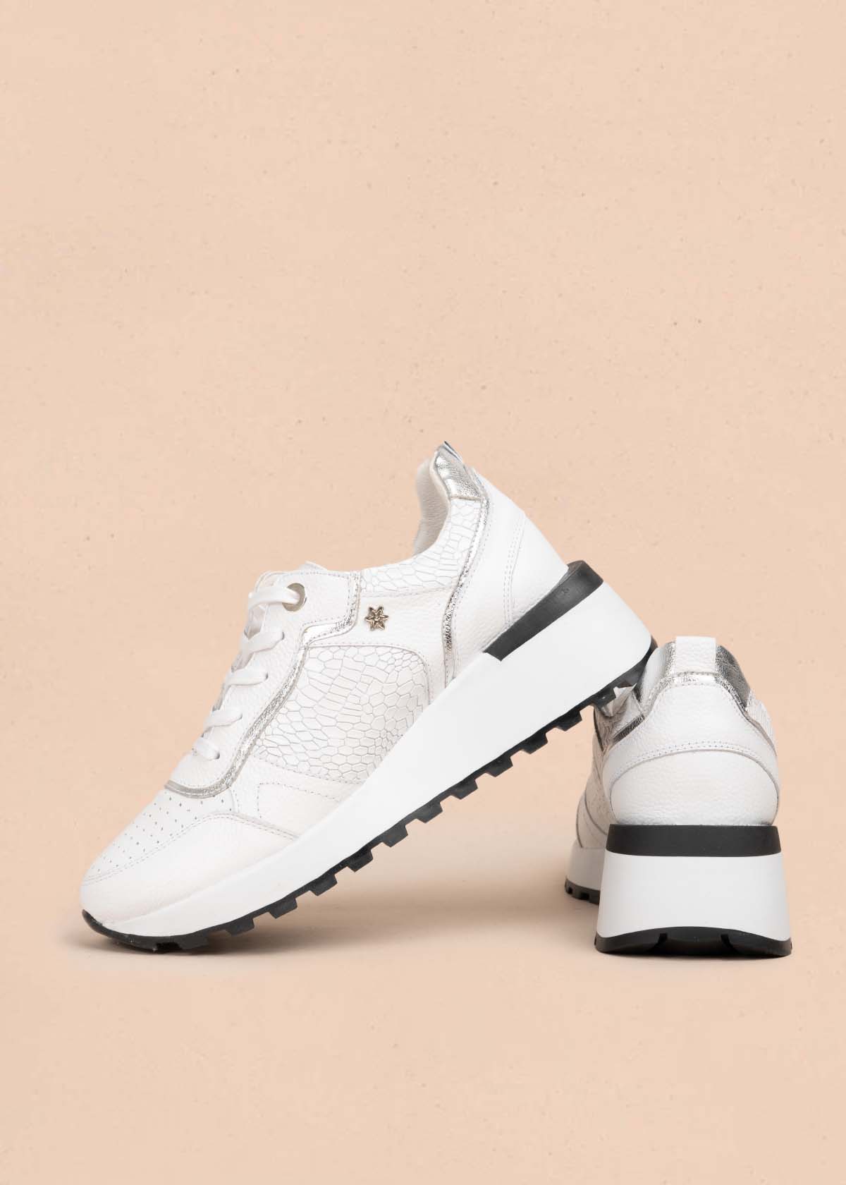 Tenis casuales en cuero color plata con textura croco 105479