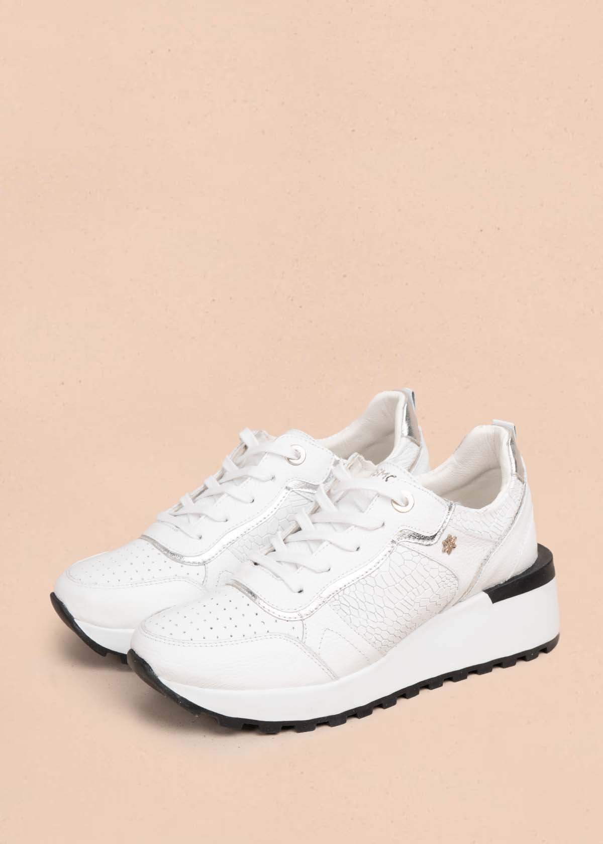 Tenis casuales en cuero color plata con textura croco 105479