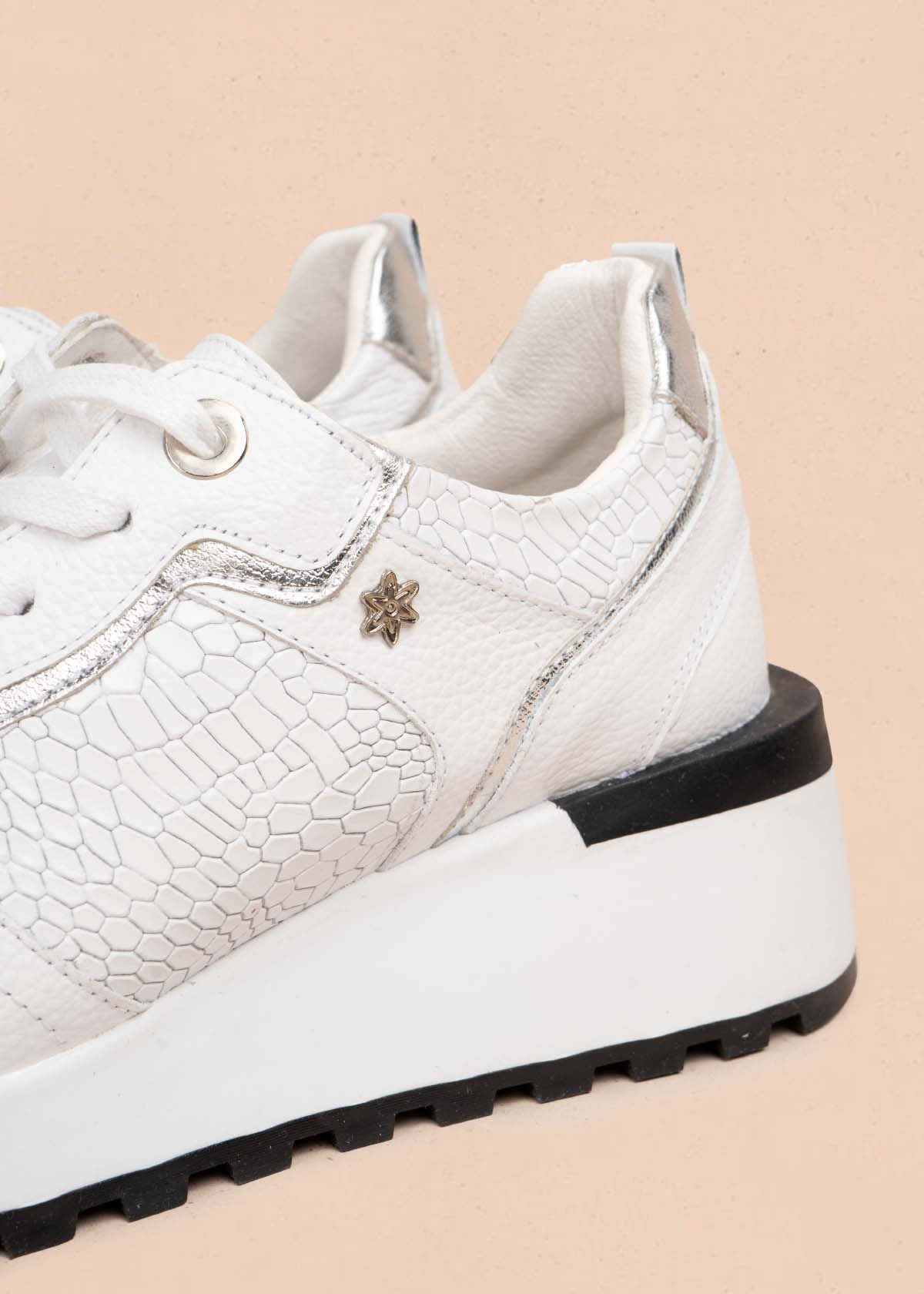 Tenis casuales en cuero color plata con textura croco 105479