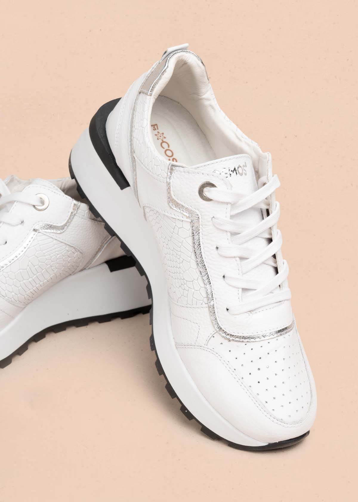 Tenis casuales en cuero color plata con textura croco 105479