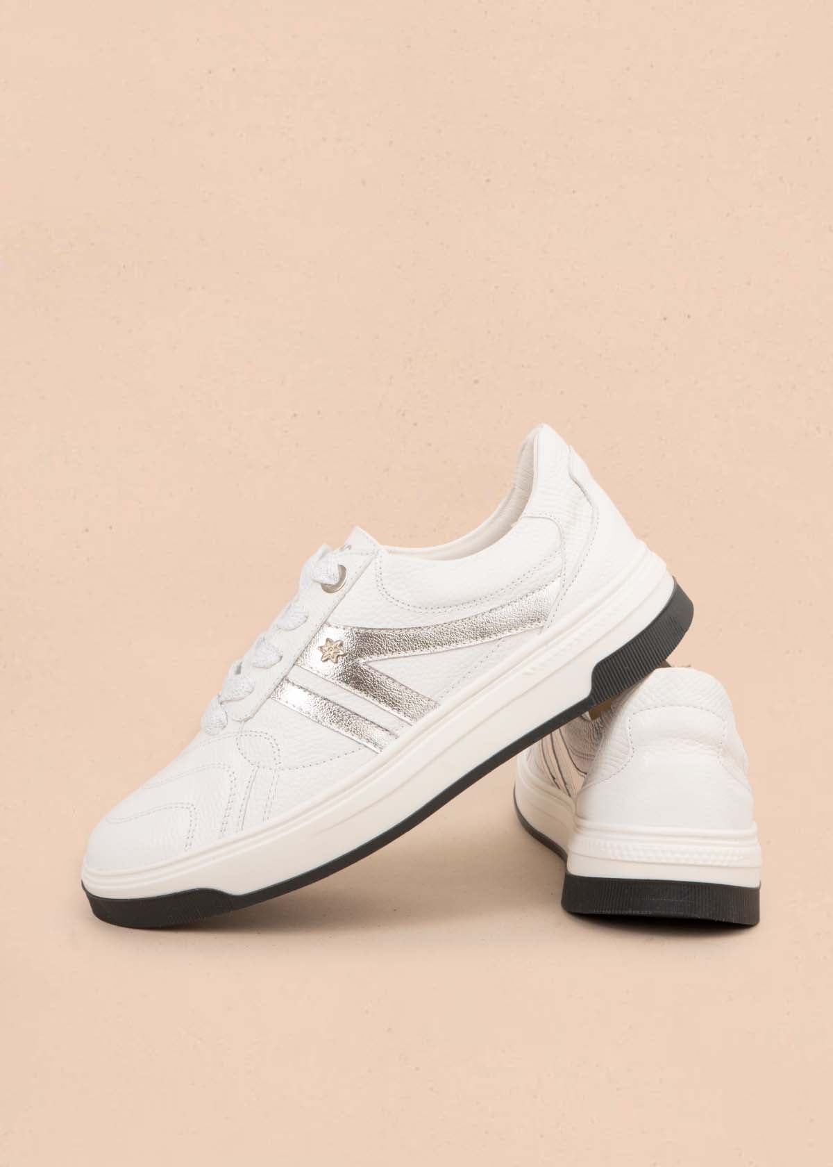 Tenis casuales en cuero color blanco con detalles plateados 105485