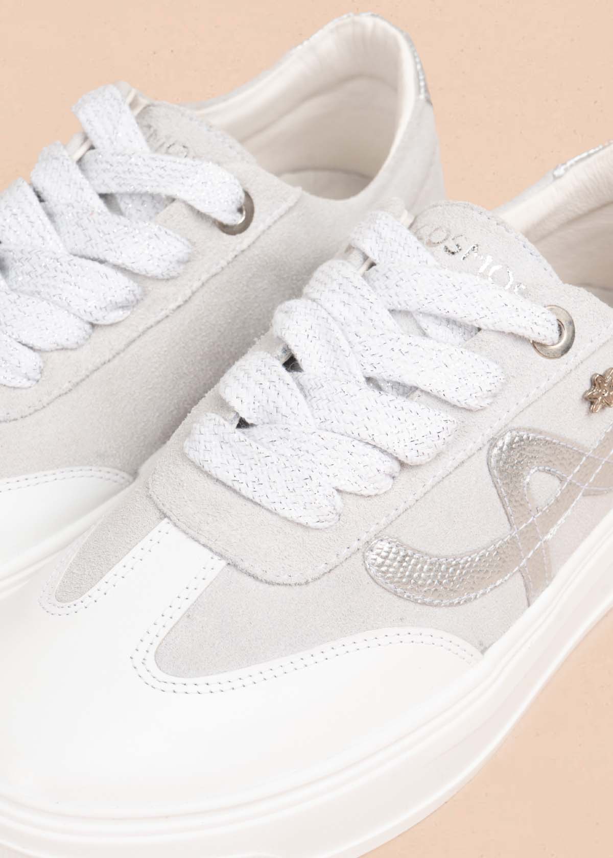 Tenis casuales en cuero color blanco 105490