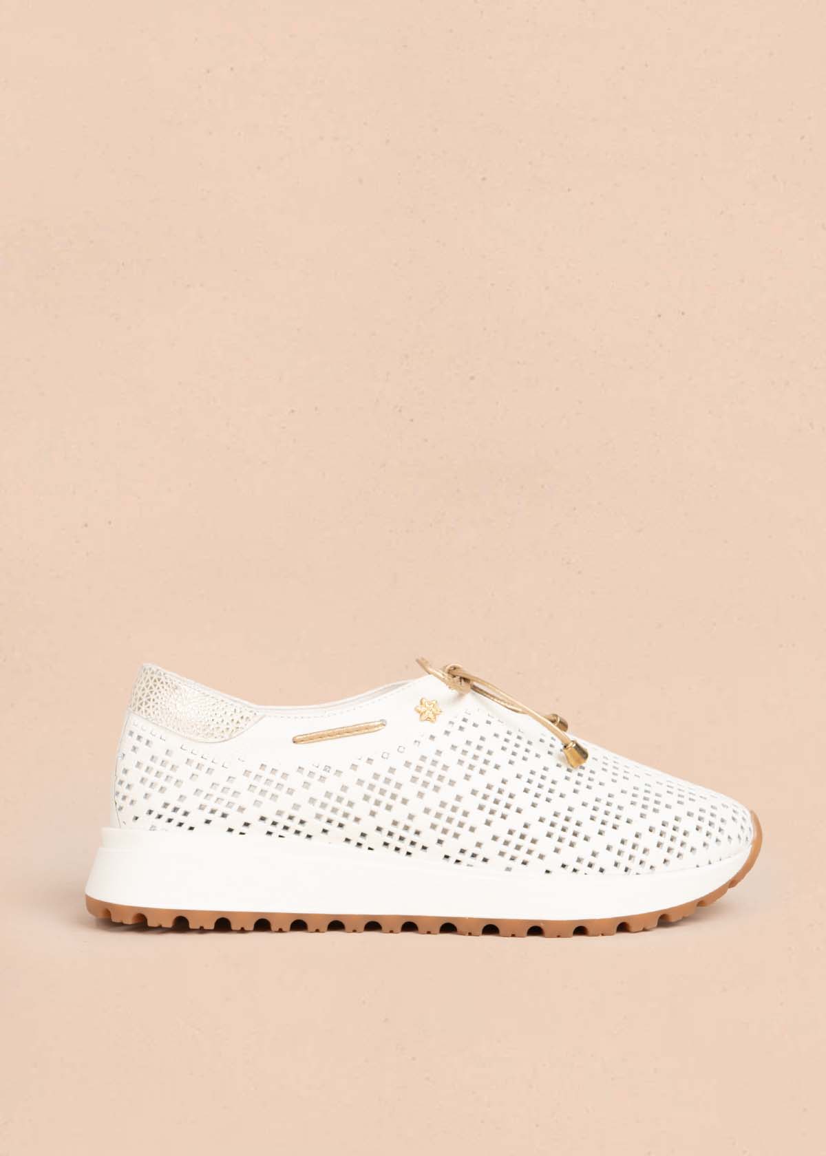 Tenis casuales en cuero color blanco con perforaciones 105492