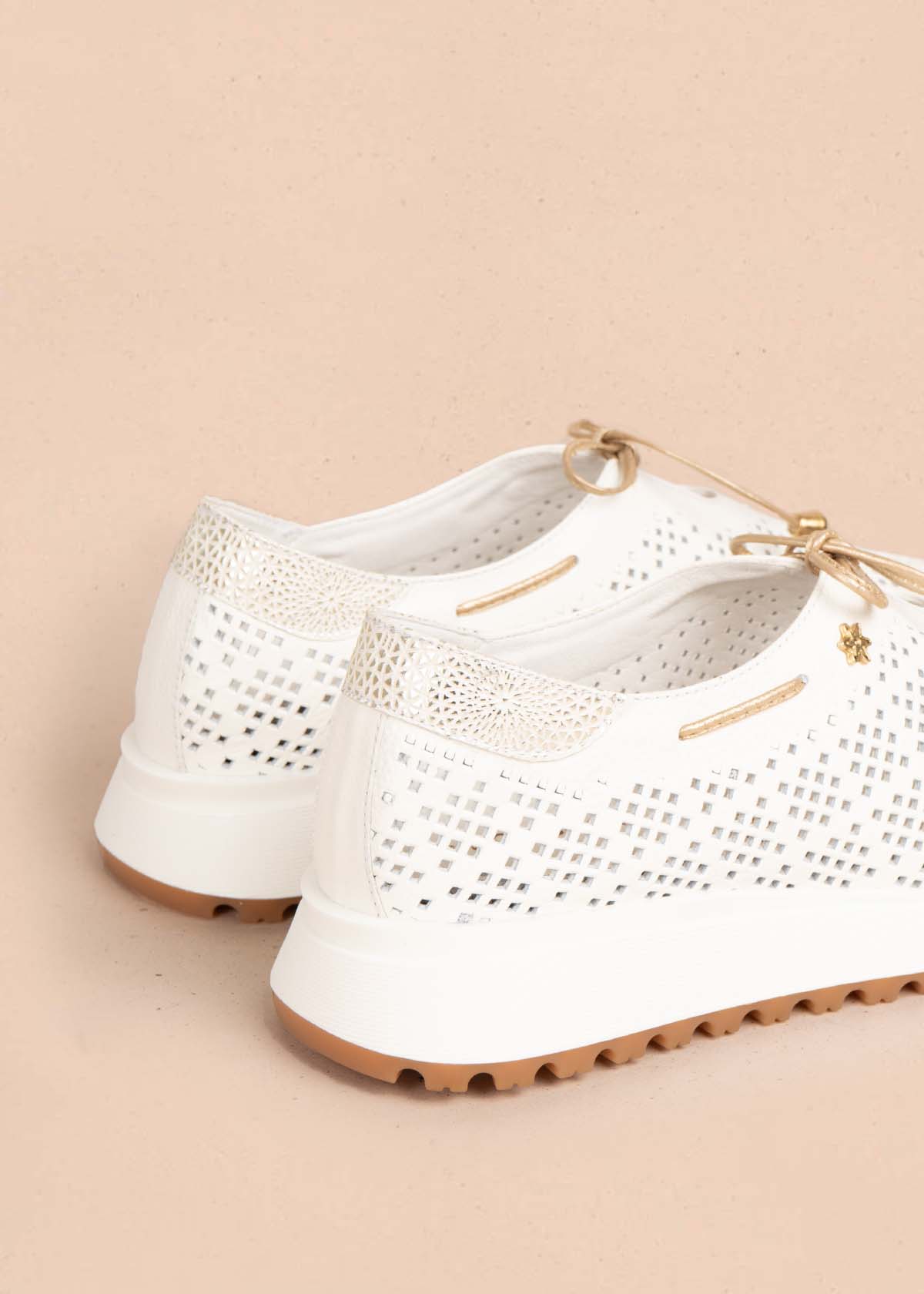 Tenis casuales en cuero color blanco con perforaciones 105492