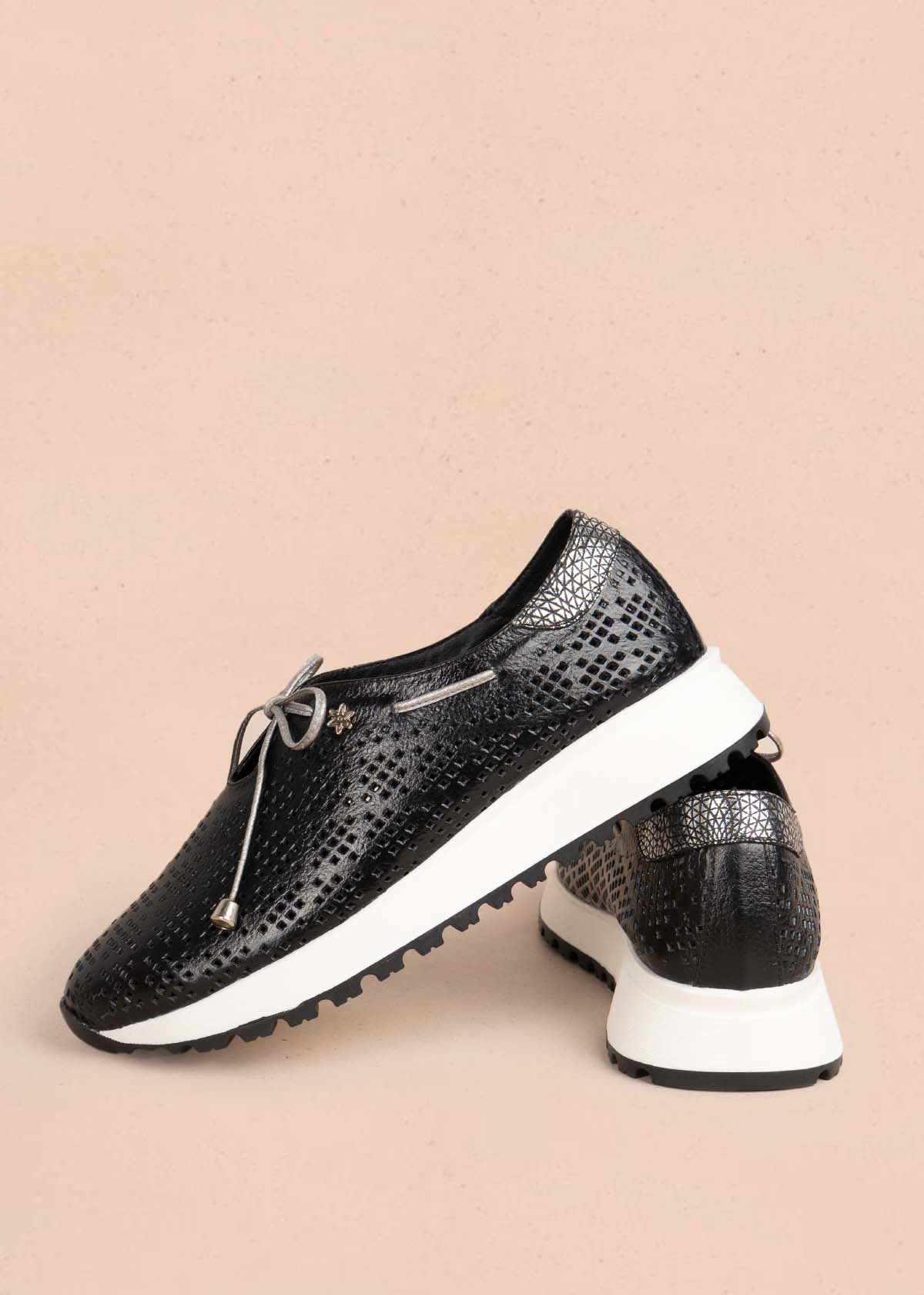 Tenis casuales en cuero color negro con perforaciones 105492