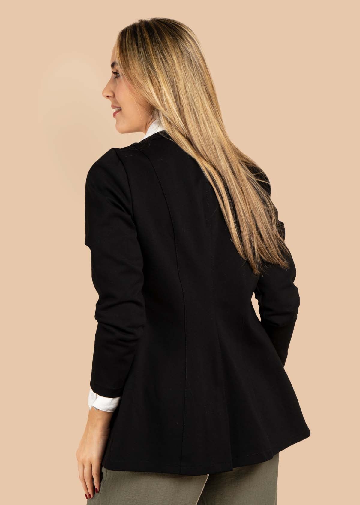 Gabán color negro con bolsillos 105496