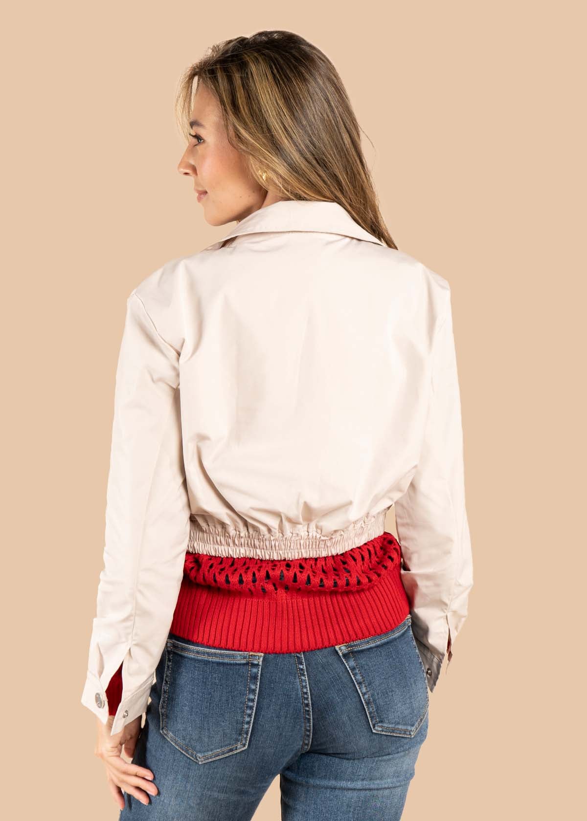 Chaqueta color beige con resorte en cintura 105498