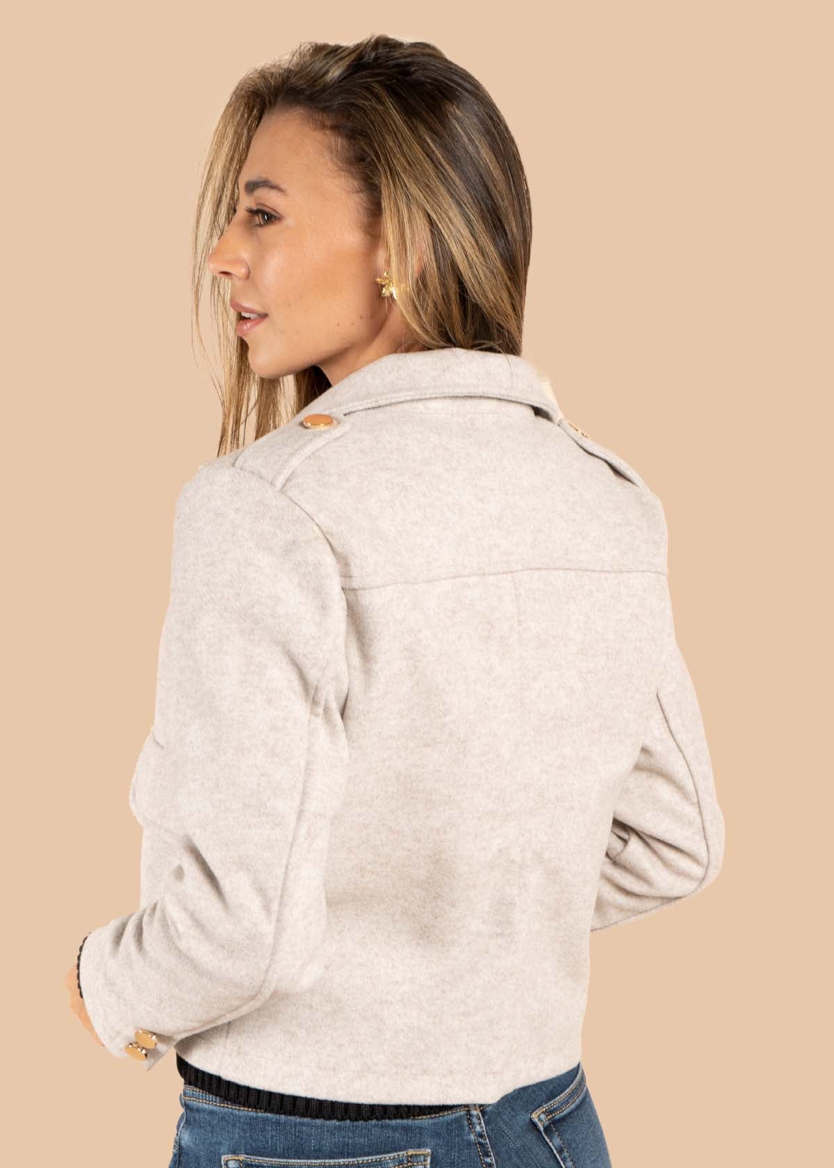 Chaquetas color beige con bolsillos 105501