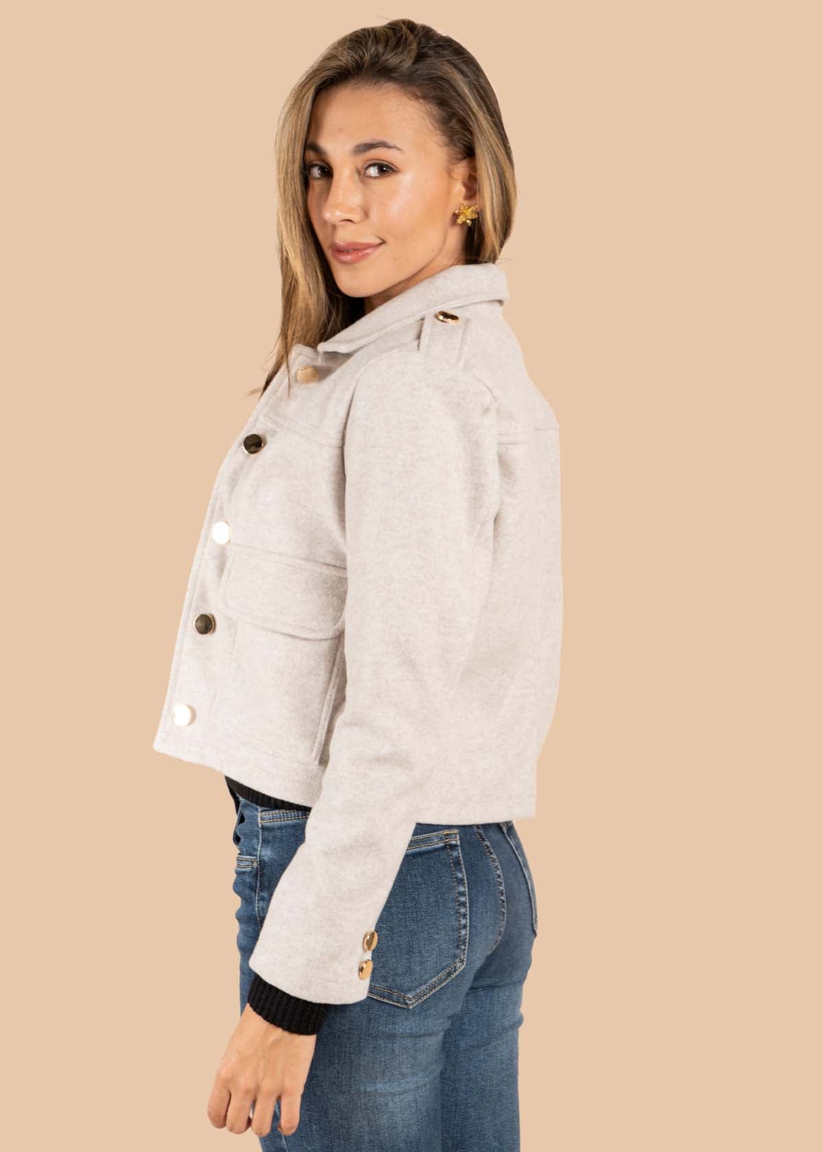 Chaquetas color beige con bolsillos 105501