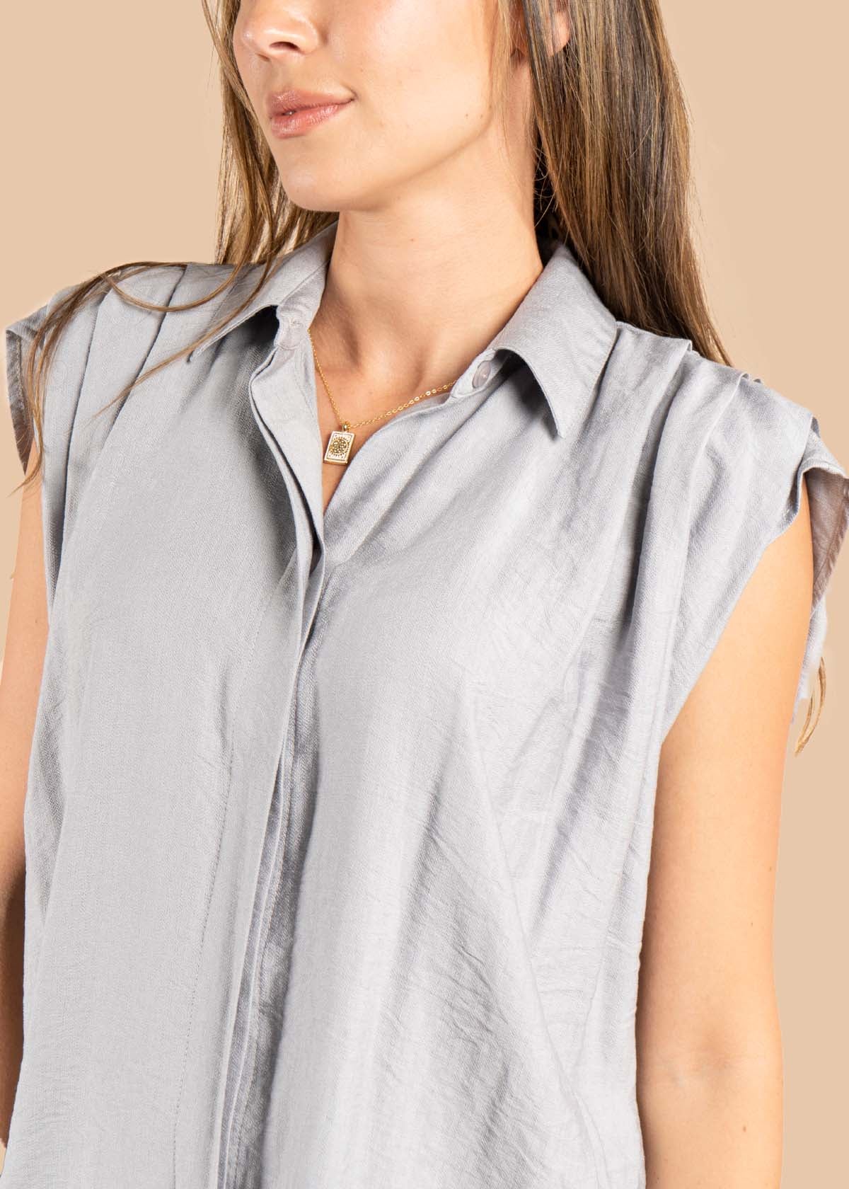 Blusa color gris con cuello solapa 105538