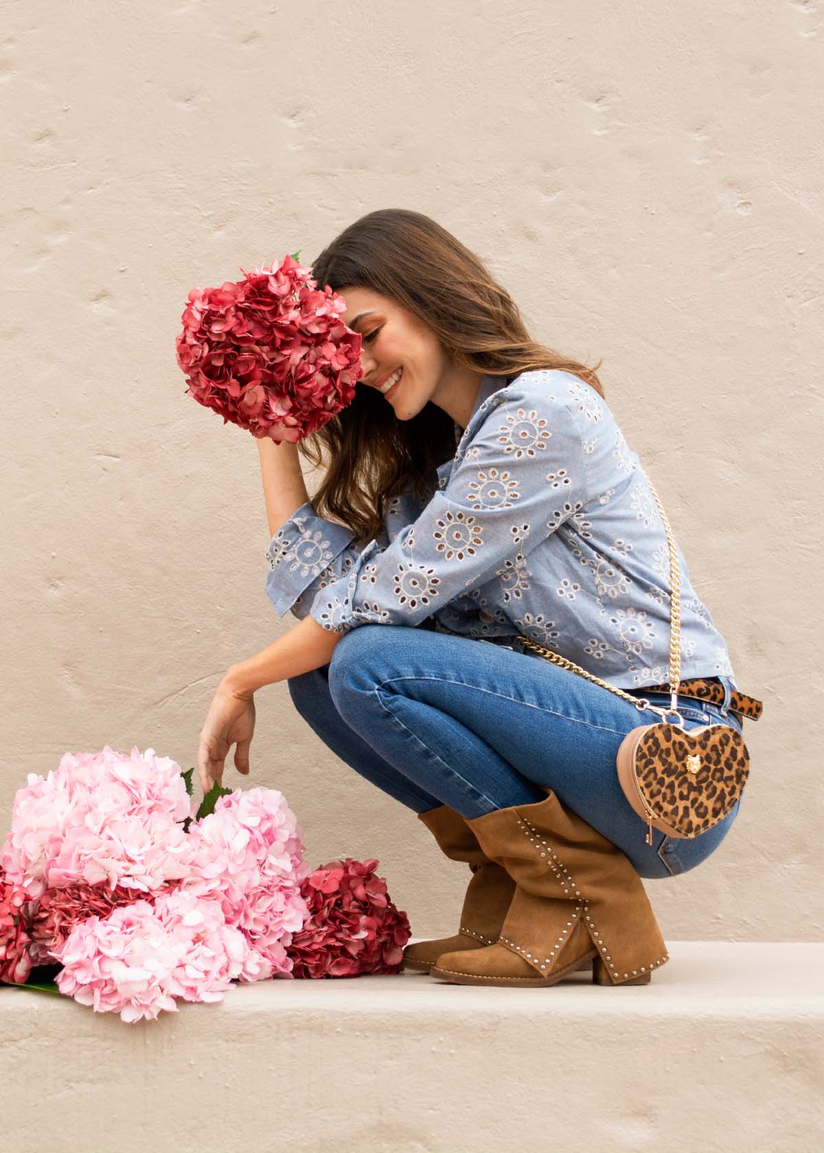 Bolso manos libres en cuero con forma de corazón color animal print 105559