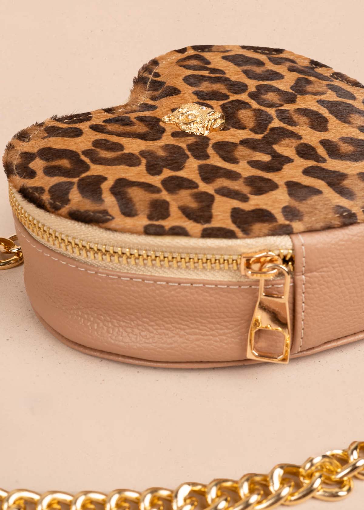 Bolso manos libres en cuero con forma de corazón color animal print 105559
