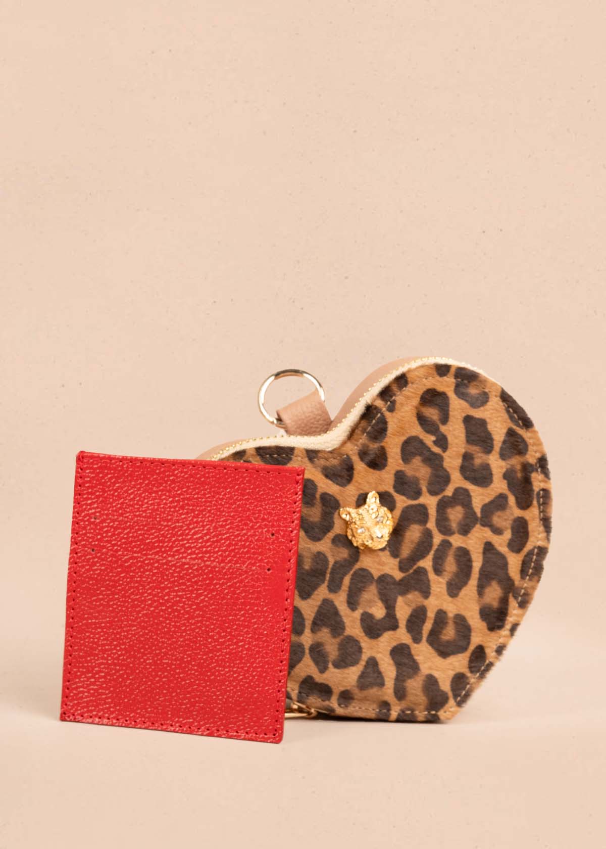 Bolso manos libres en cuero con forma de corazón color animal print 105559