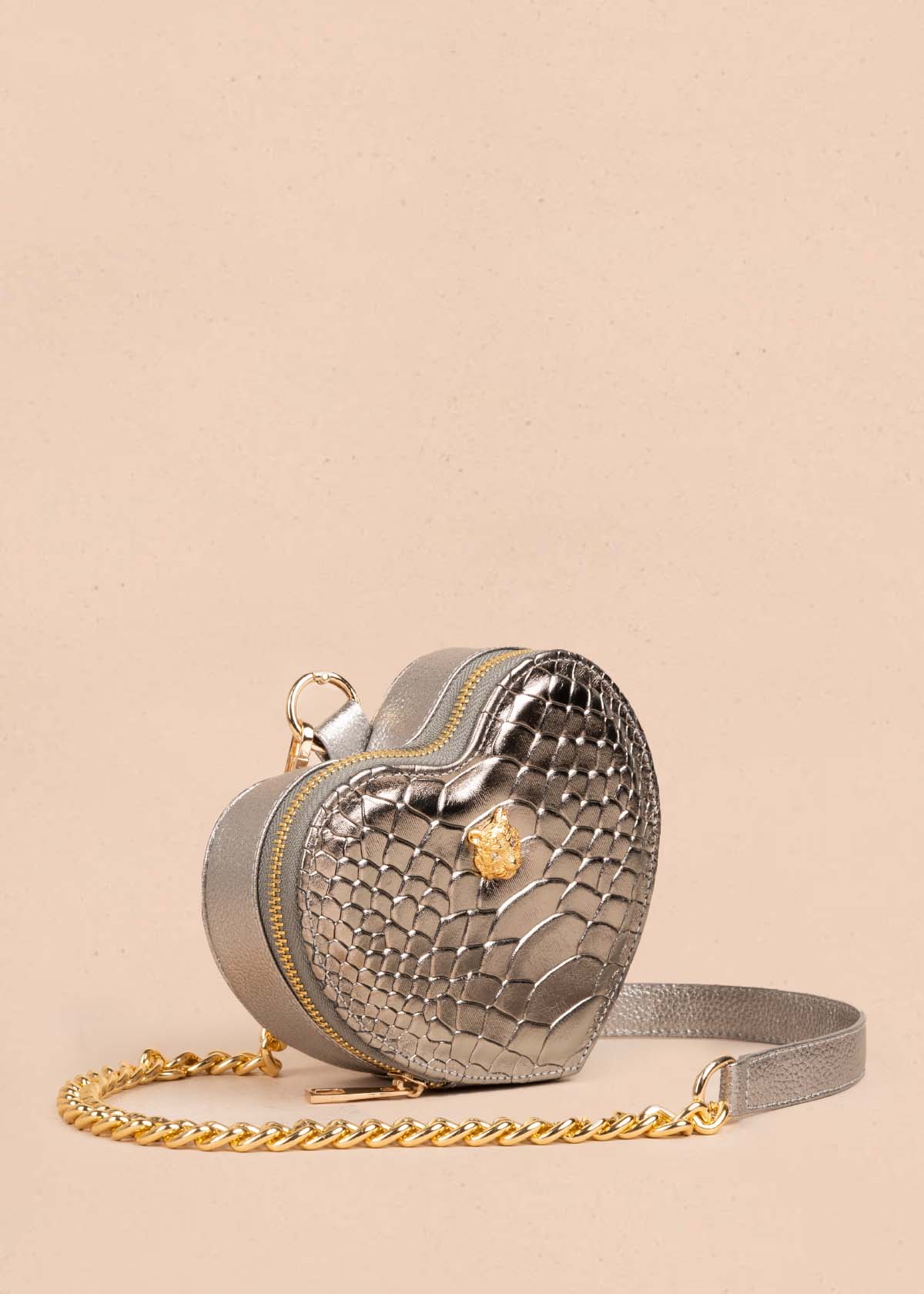 Bolso manos libres en cuero con forma de corazón color plomo 105560