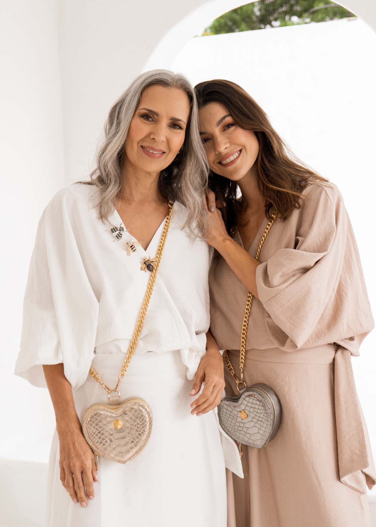 Bolso manos libres en cuero con forma de corazón color plomo 105560