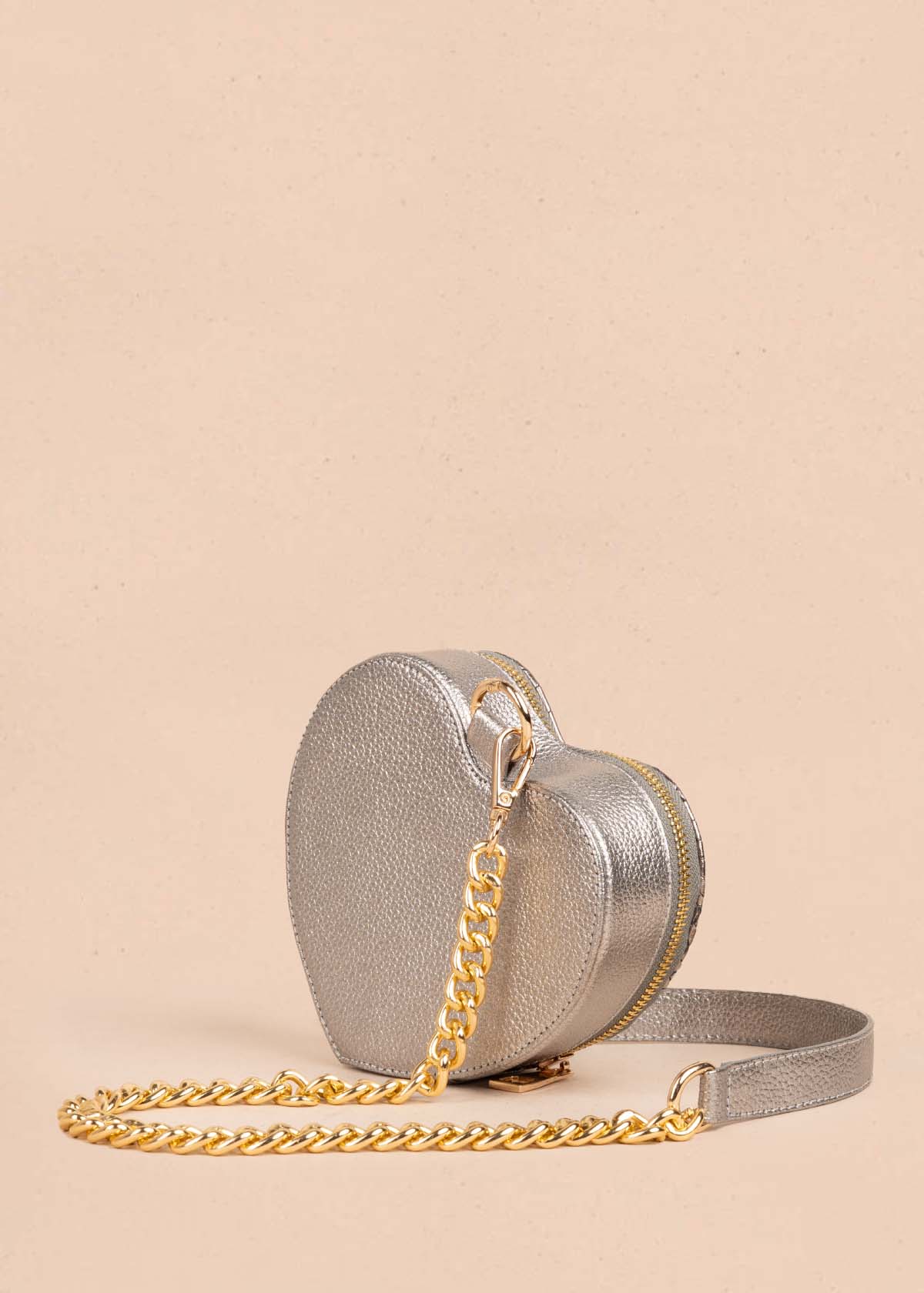 Bolso manos libres en cuero con forma de corazón color plomo 105560