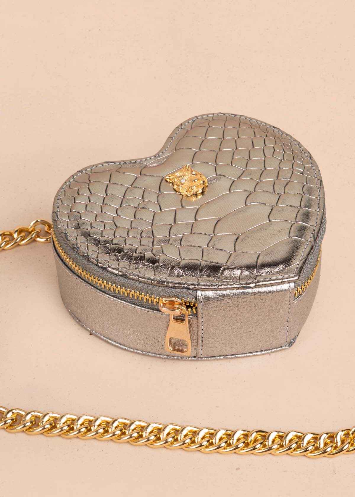 Bolso manos libres en cuero con forma de corazón color plomo 105560