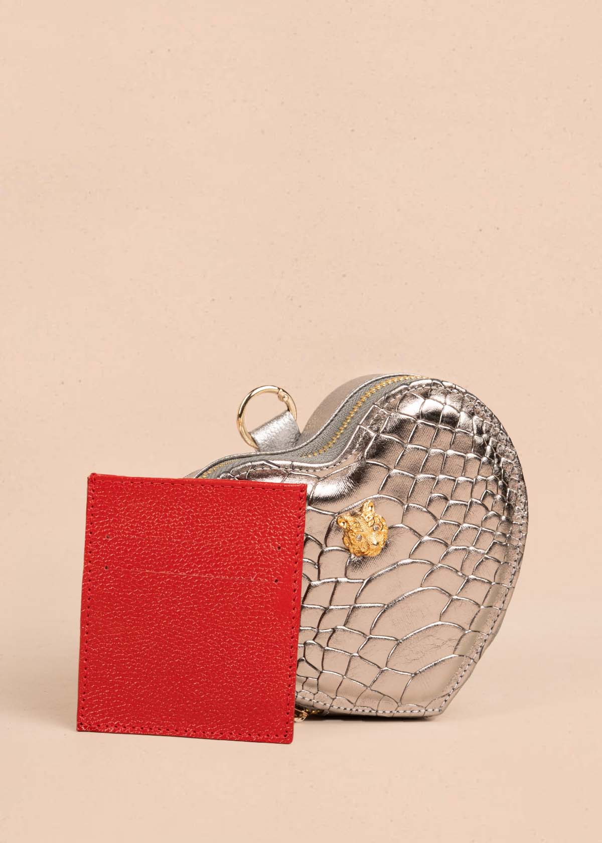 Bolso manos libres en cuero con forma de corazón color plomo 105560